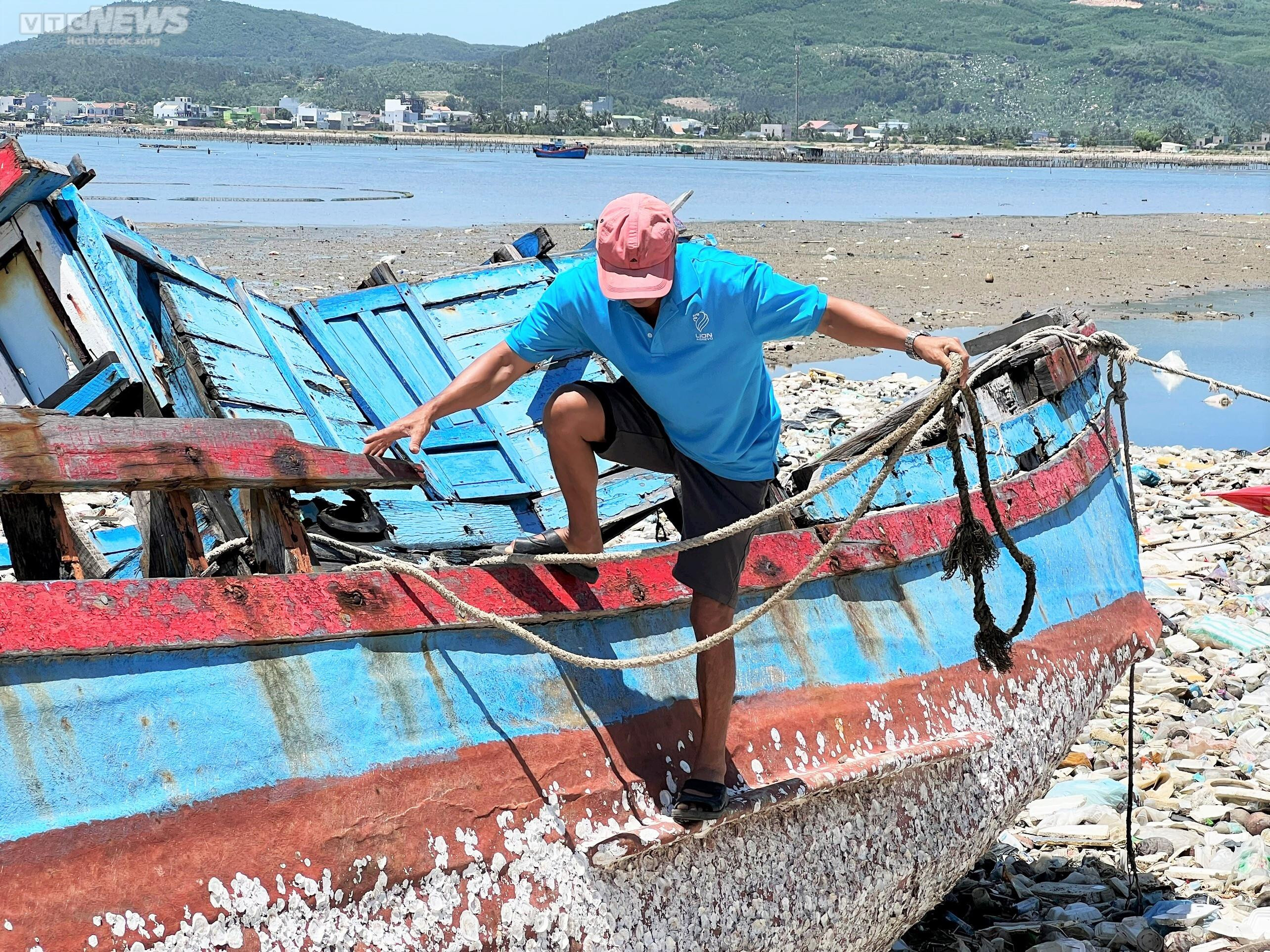 Nhà máy xử lý rác 'án binh bất động', đầm nước mặn Sa Huỳnh ngập trong 'biển' rác - 2