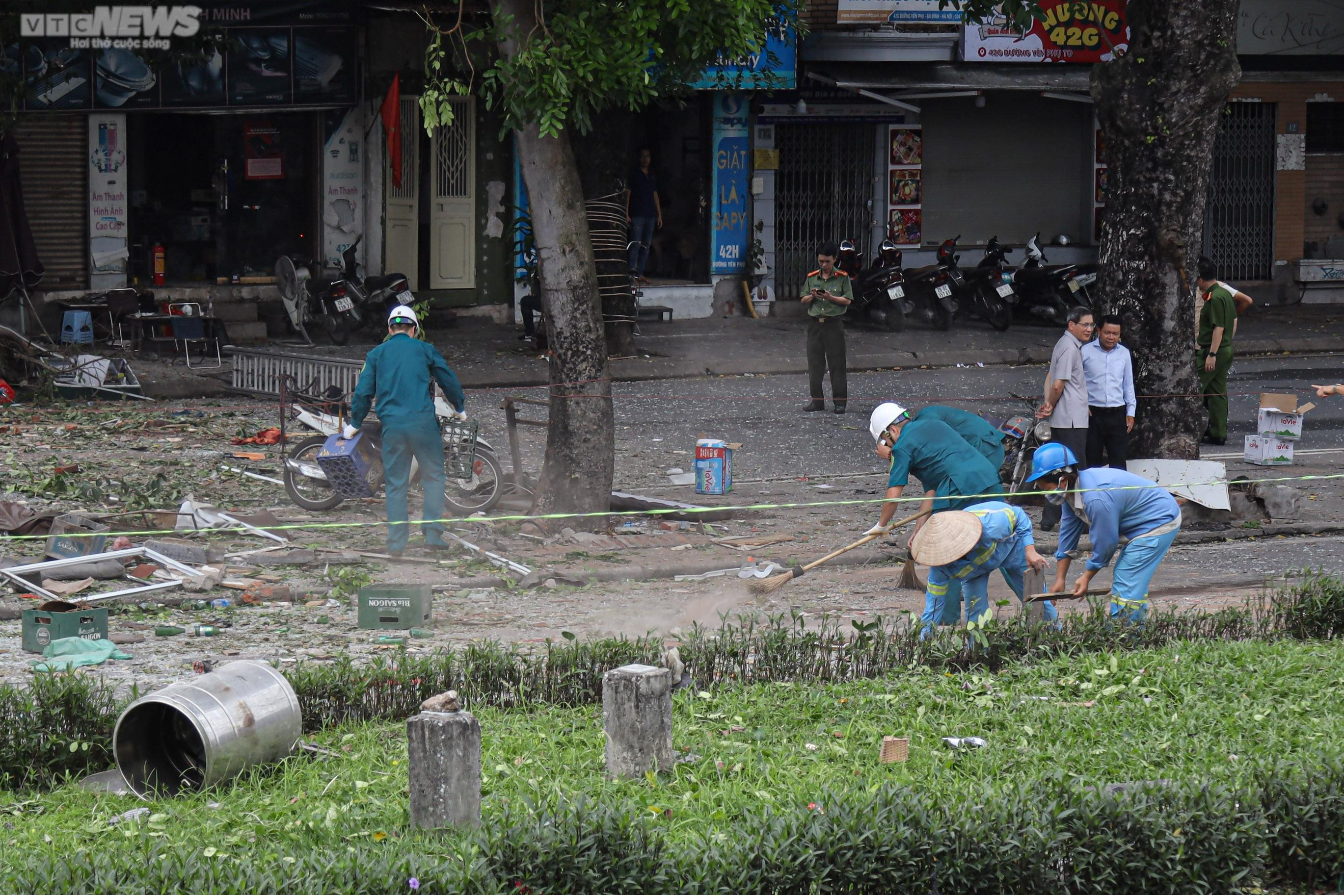 Hiện trường tan hoang sau vụ nổ bình gas tại quán ăn khiến 4 người bị thương - 3