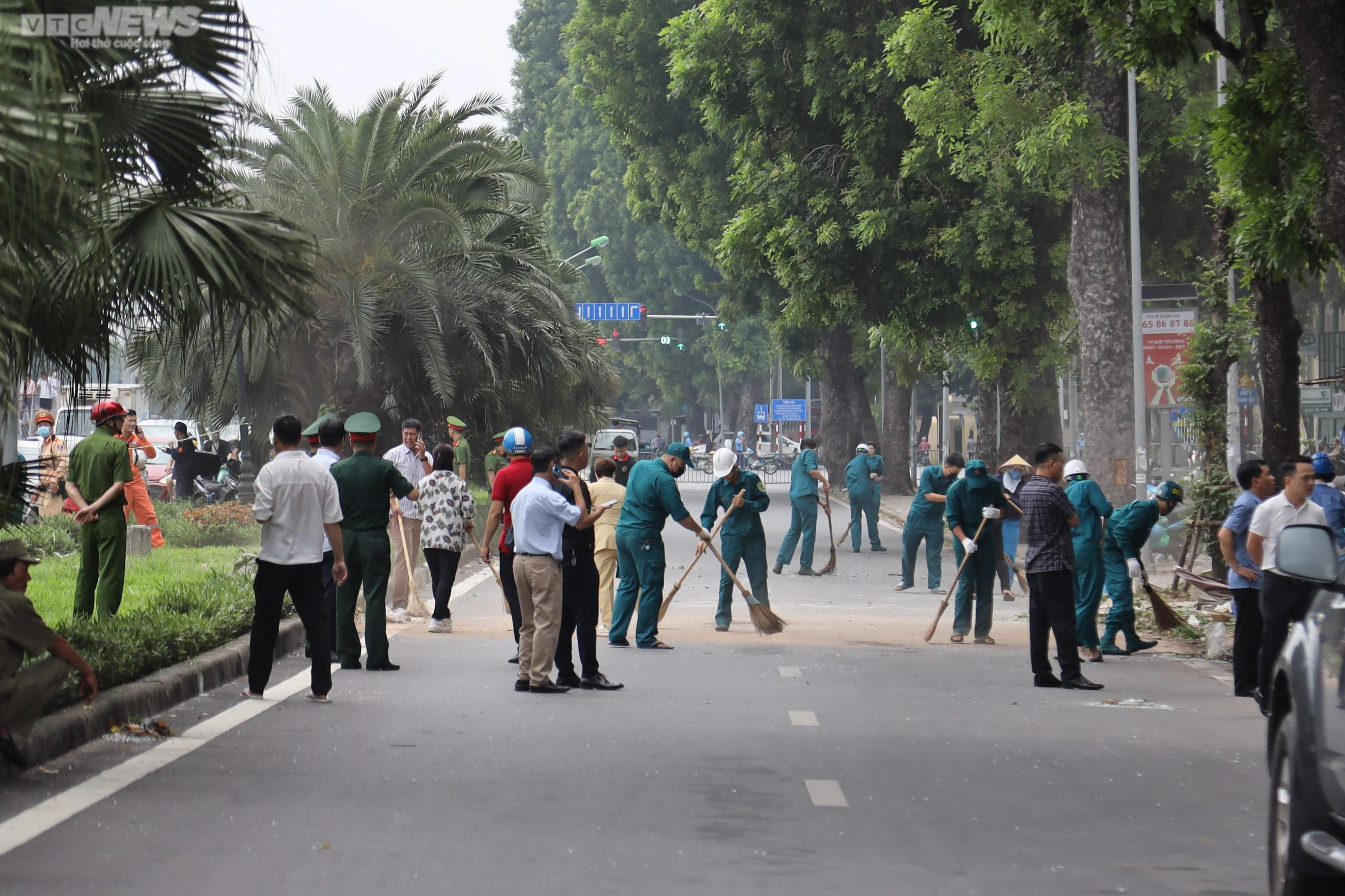 Hiện trường tan hoang sau vụ nổ bình gas tại quán ăn khiến 4 người bị thương - 11