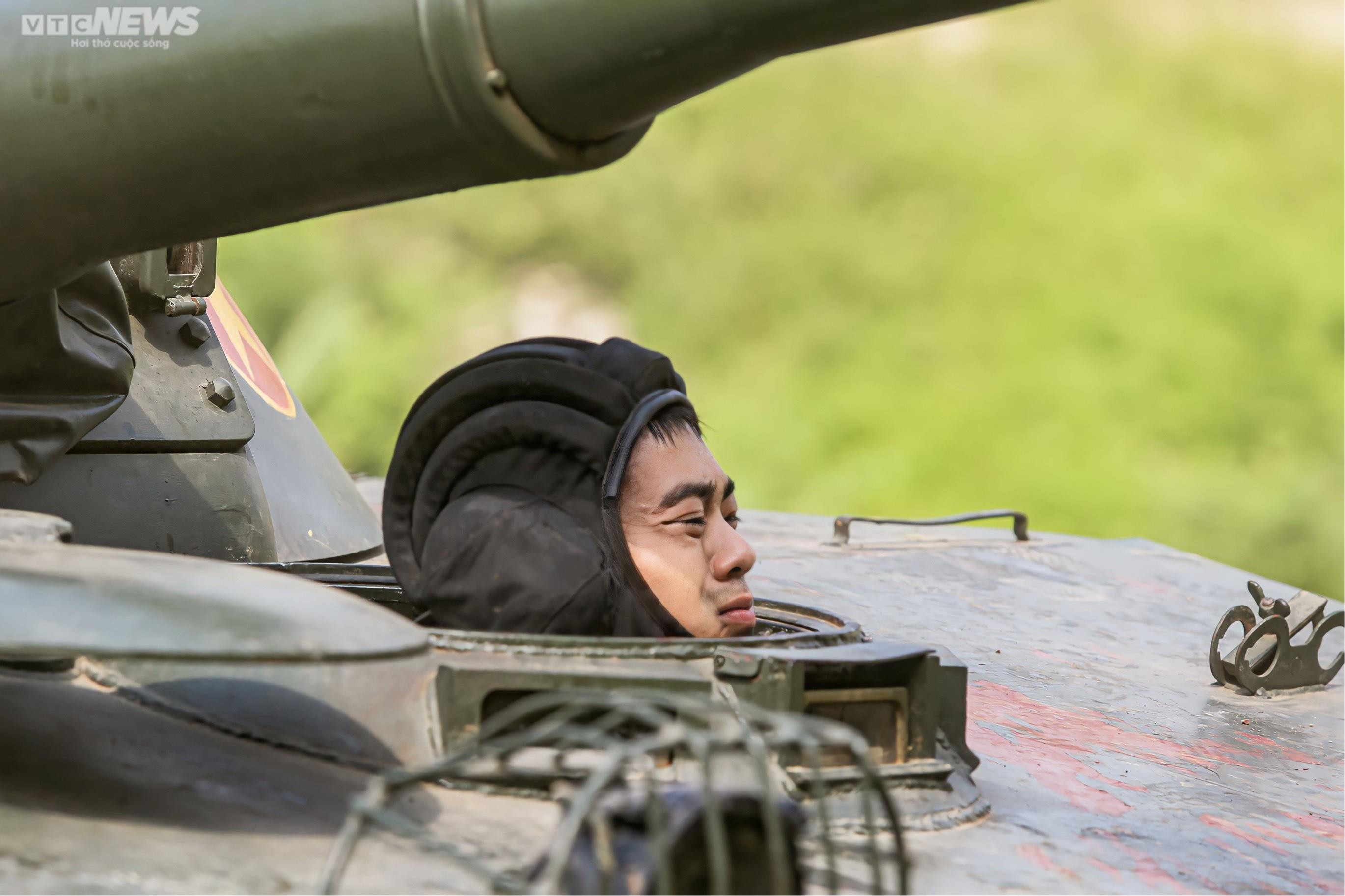 Xem lính 'thép' lái xe tăng bơi nước, vượt bãi mìn tiêu diệt mục tiêu - 6