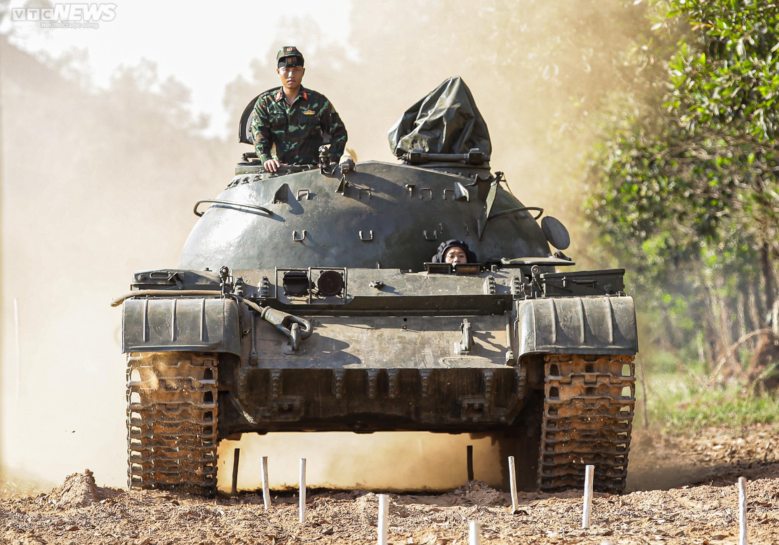 Xem lính 'thép' lái xe tăng bơi nước, vượt bãi mìn tiêu diệt mục tiêu - 17