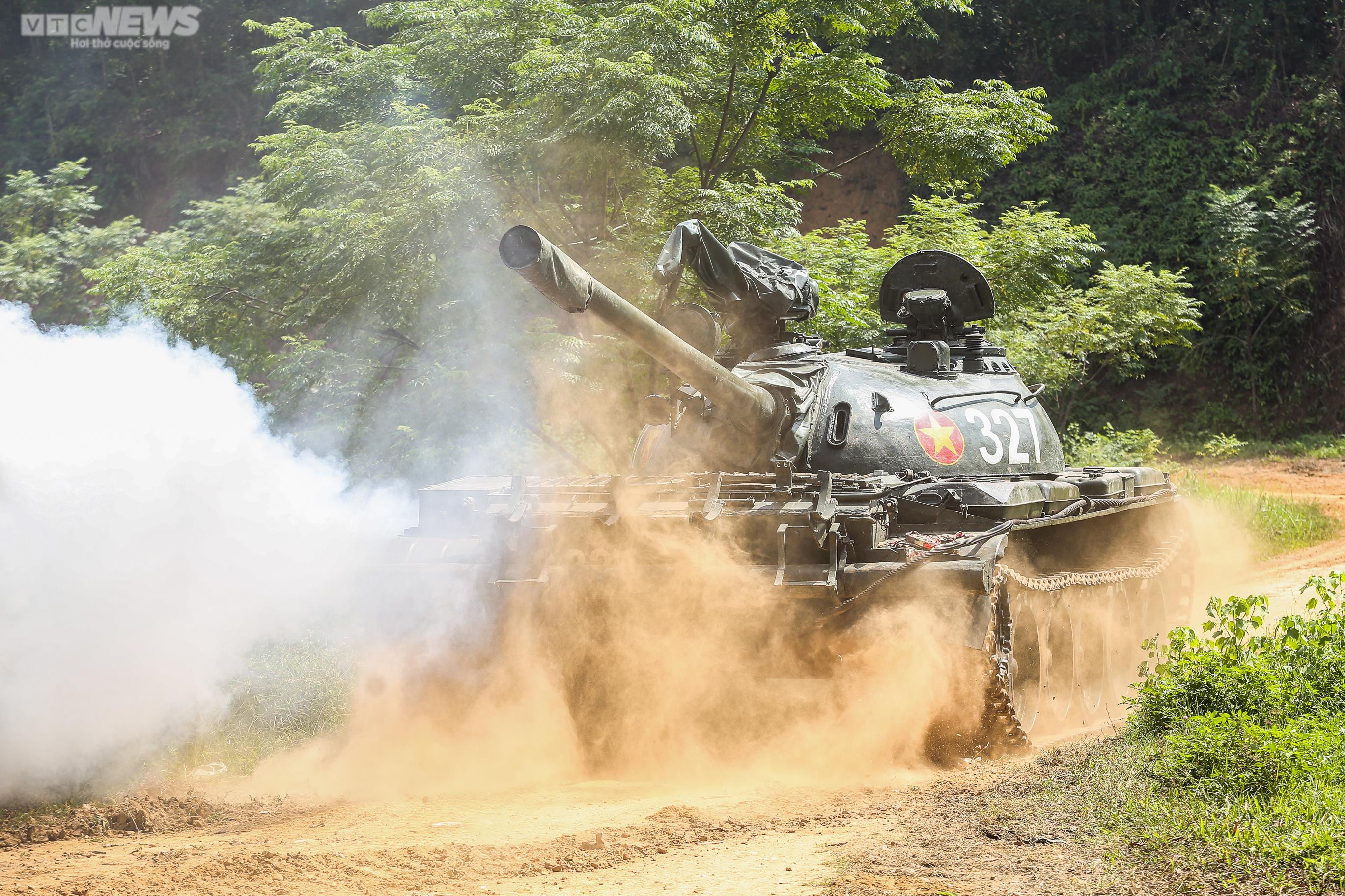 Xem lính 'thép' lái xe tăng bơi nước, vượt bãi mìn tiêu diệt mục tiêu - 18