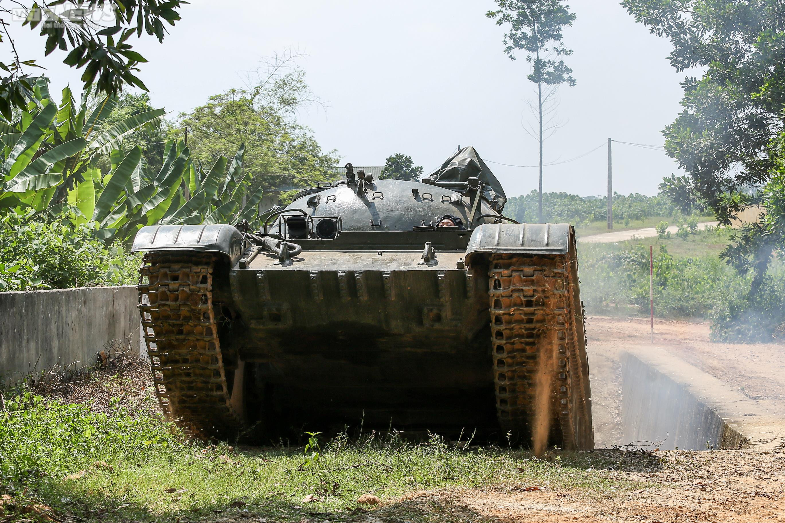 Xem lính 'thép' lái xe tăng bơi nước, vượt bãi mìn tiêu diệt mục tiêu - 10