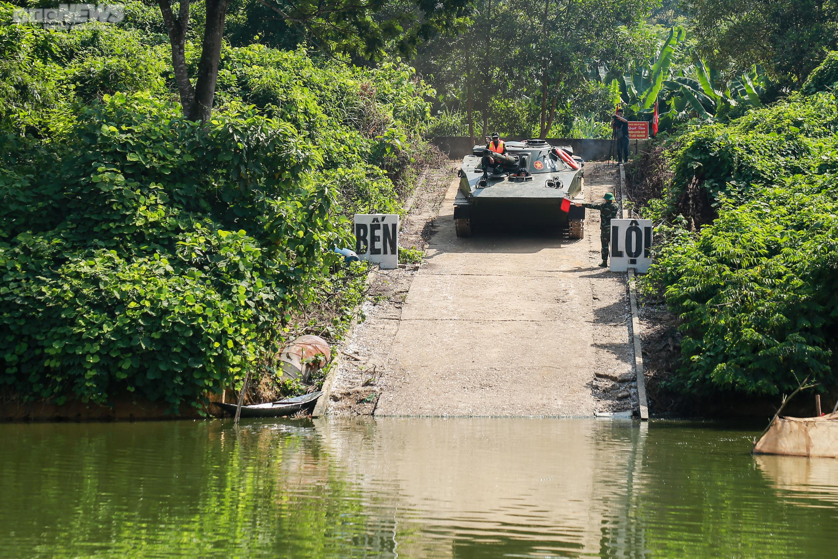Xem lính 'thép' lái xe tăng bơi nước, vượt bãi mìn tiêu diệt mục tiêu - 5