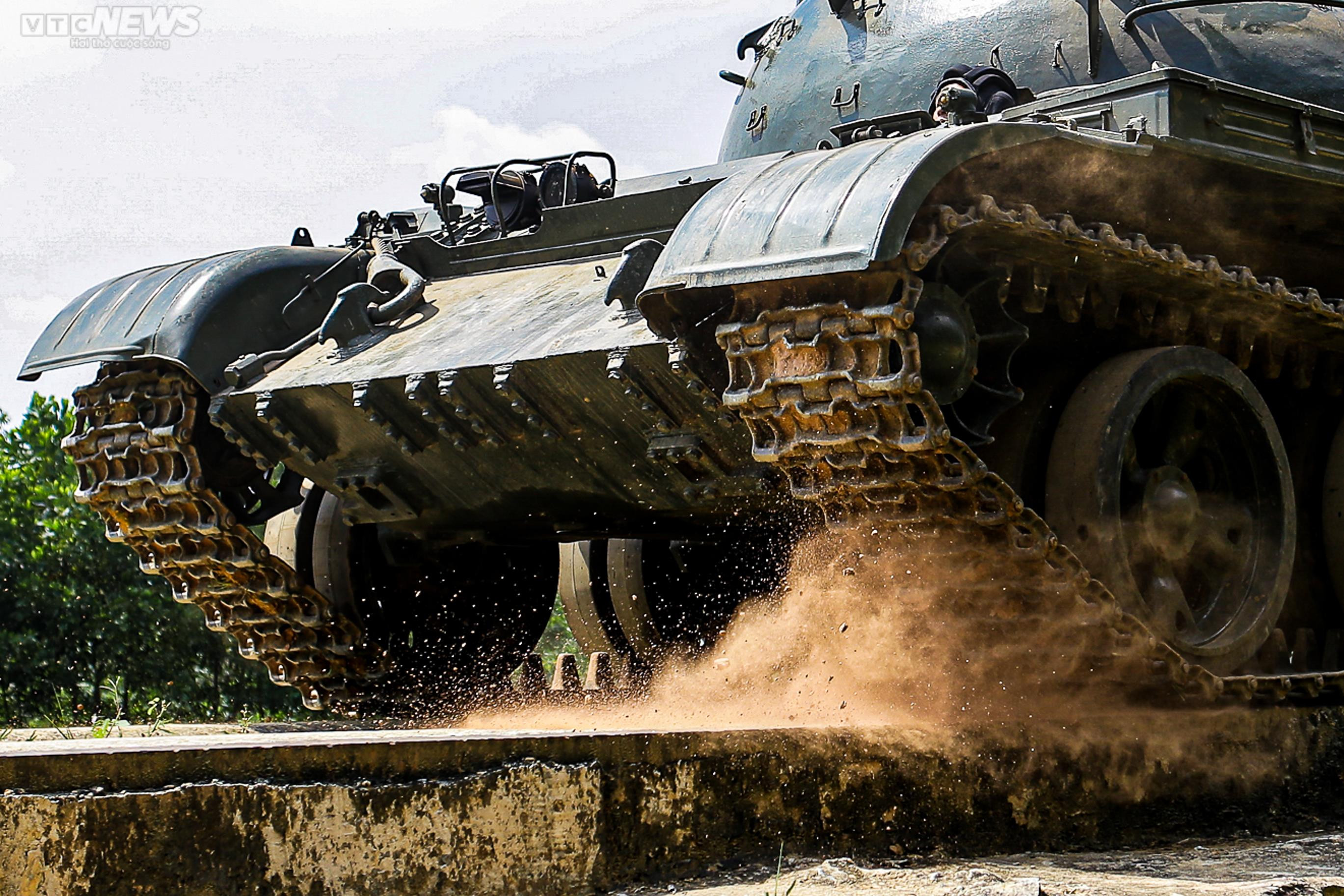 Xem lính 'thép' lái xe tăng bơi nước, vượt bãi mìn tiêu diệt mục tiêu - 13