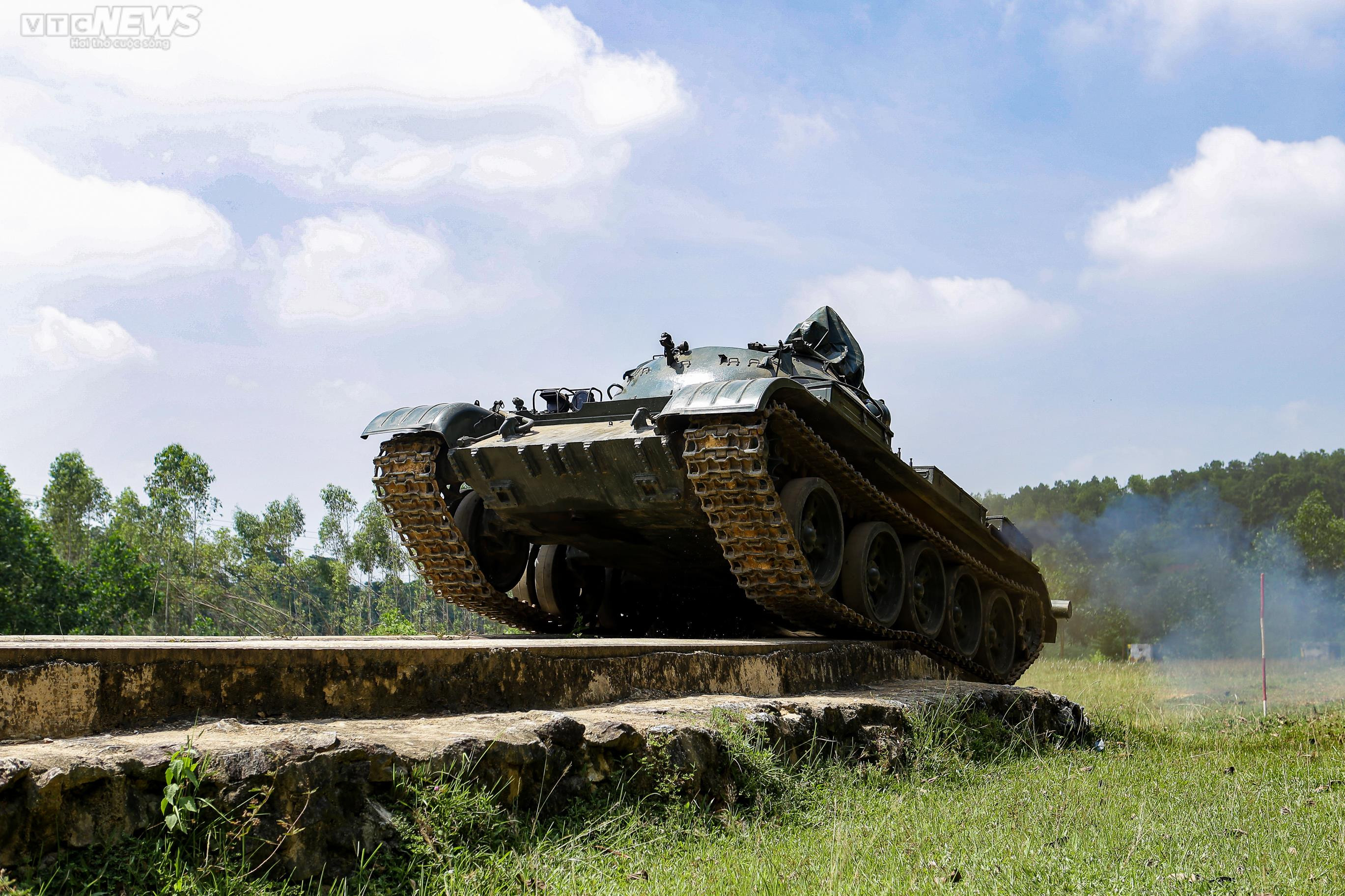 Xem lính 'thép' lái xe tăng bơi nước, vượt bãi mìn tiêu diệt mục tiêu - 12