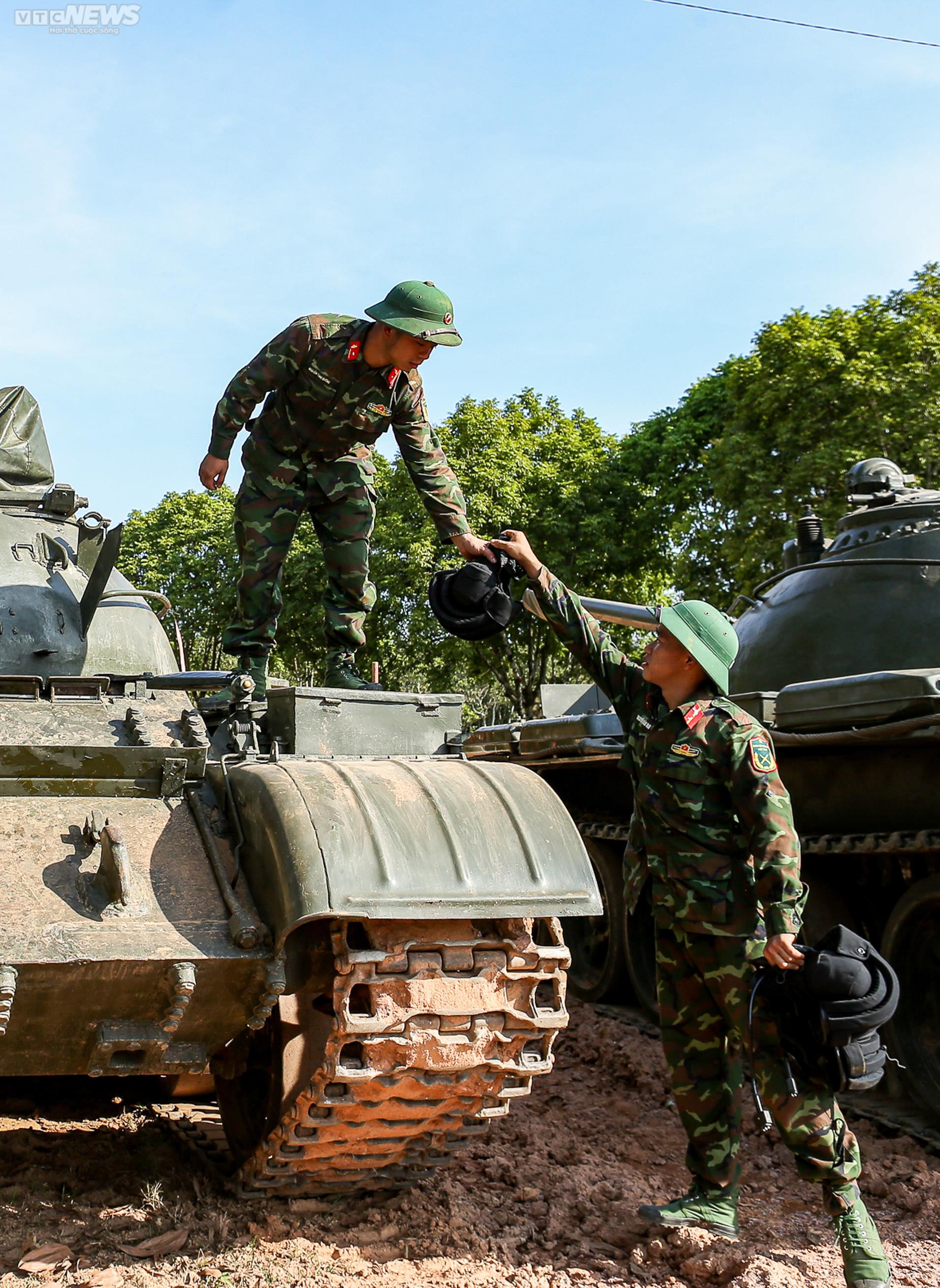 Xem lính 'thép' lái xe tăng bơi nước, vượt bãi mìn tiêu diệt mục tiêu - 8