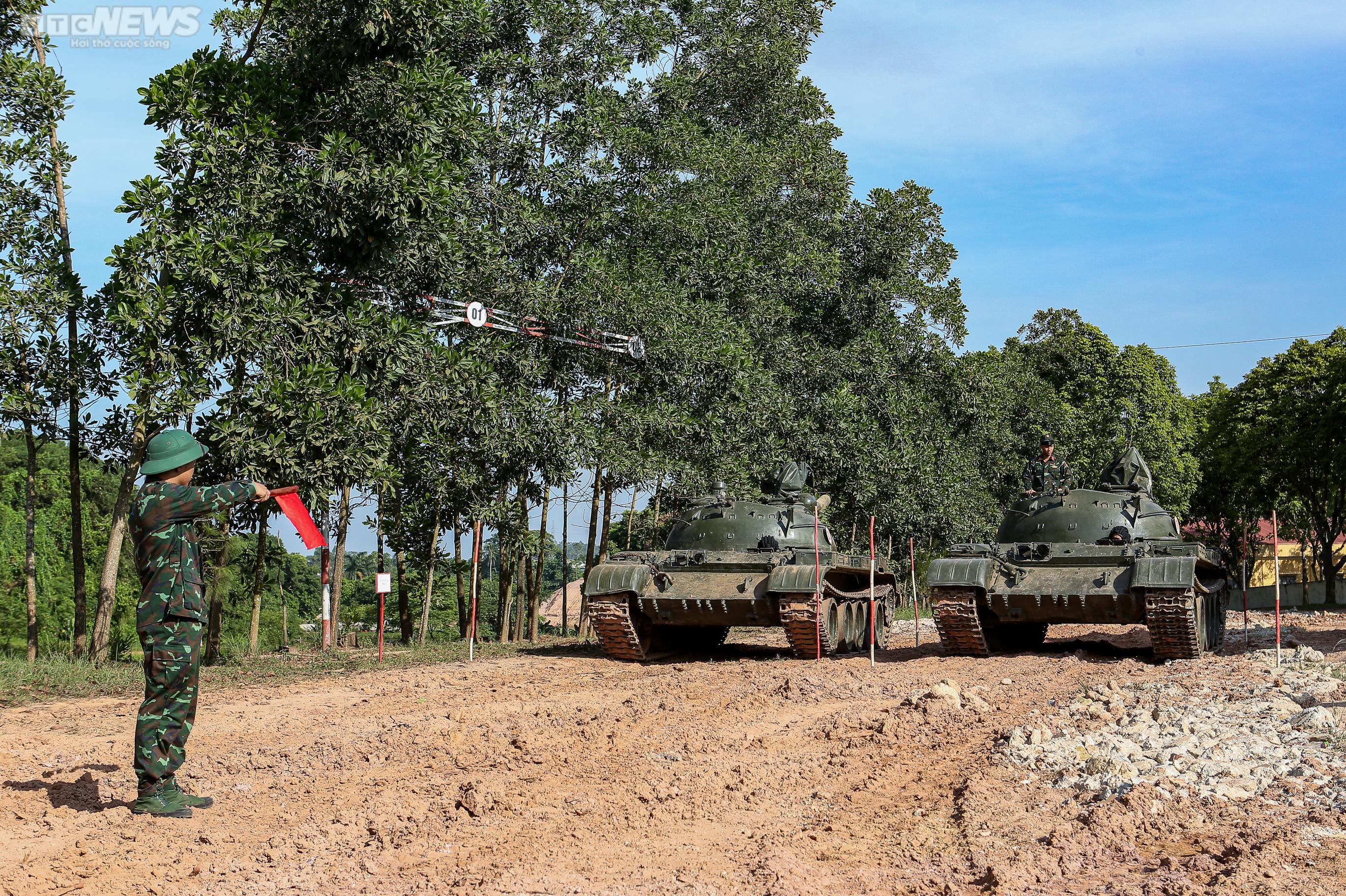 Xem lính 'thép' lái xe tăng bơi nước, vượt bãi mìn tiêu diệt mục tiêu - 16