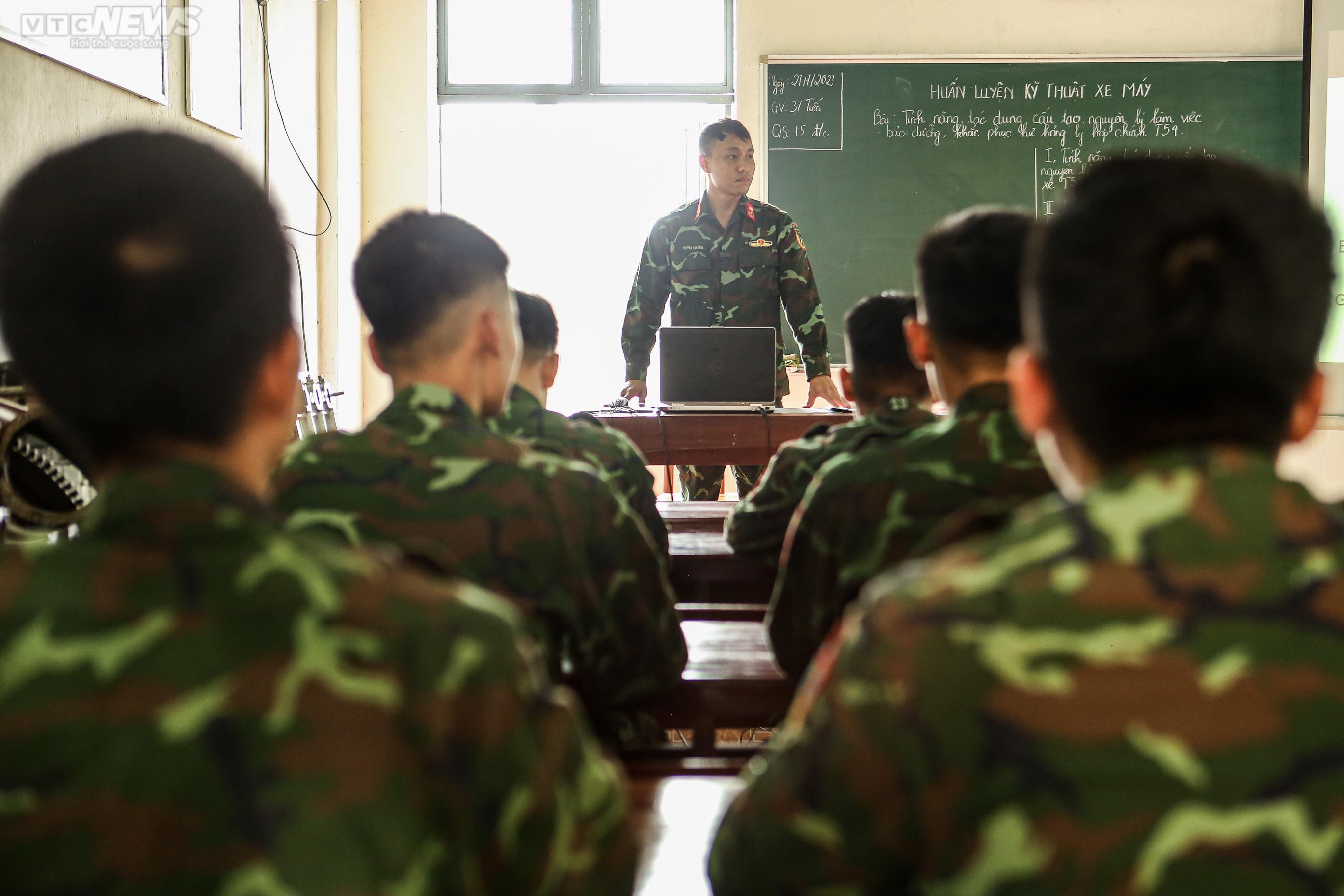 Xem lính 'thép' lái xe tăng bơi nước, vượt bãi mìn tiêu diệt mục tiêu - 24