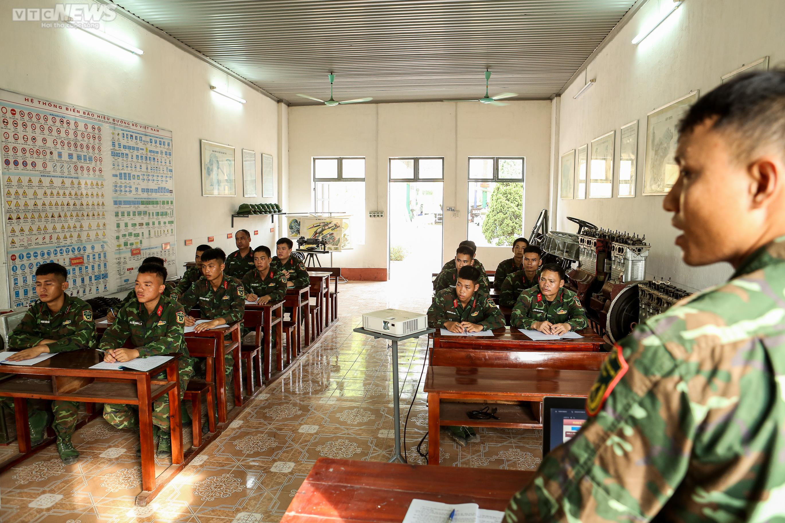 Xem lính 'thép' lái xe tăng bơi nước, vượt bãi mìn tiêu diệt mục tiêu - 25