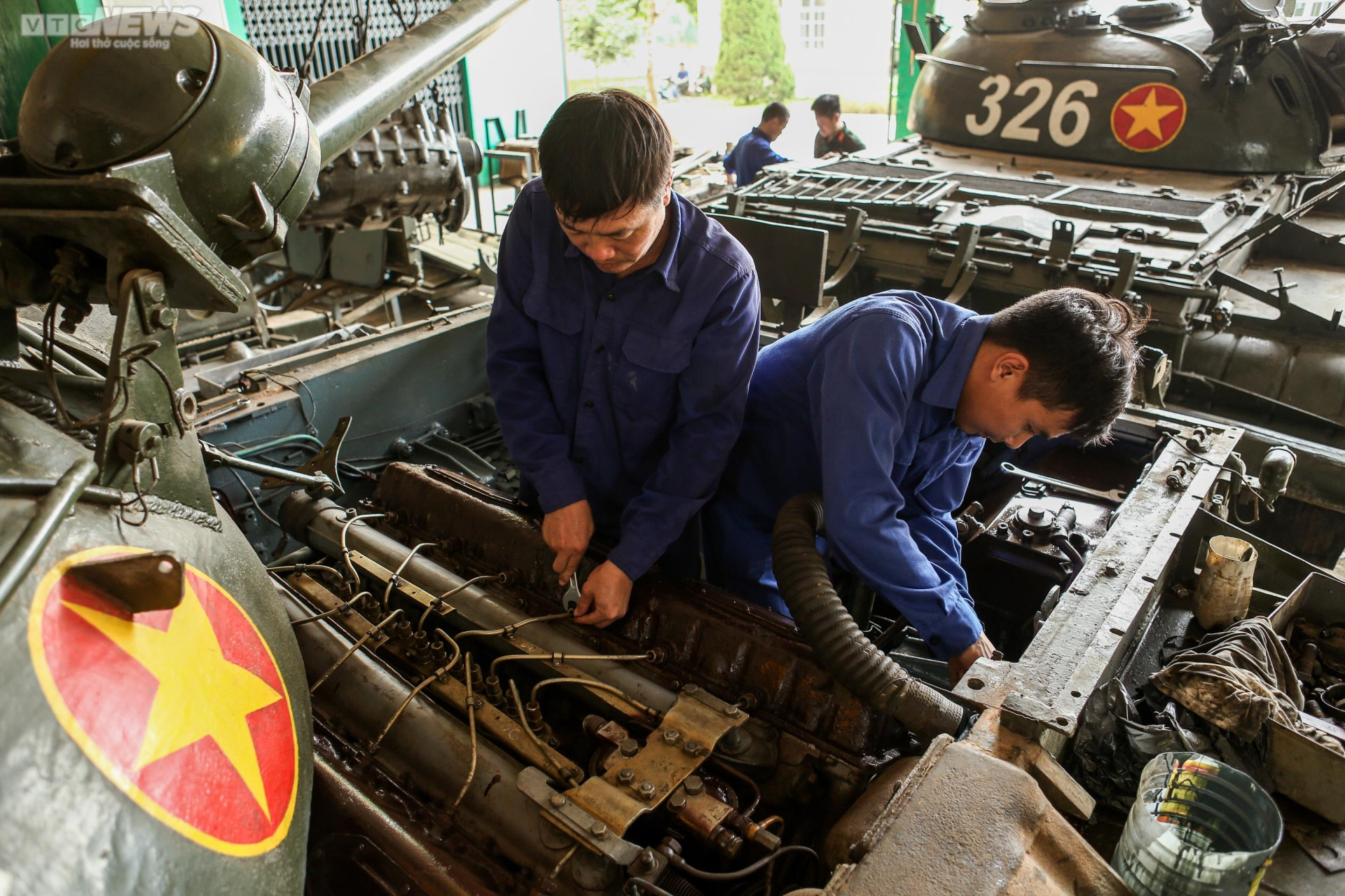 Xem lính 'thép' lái xe tăng bơi nước, vượt bãi mìn tiêu diệt mục tiêu - 22