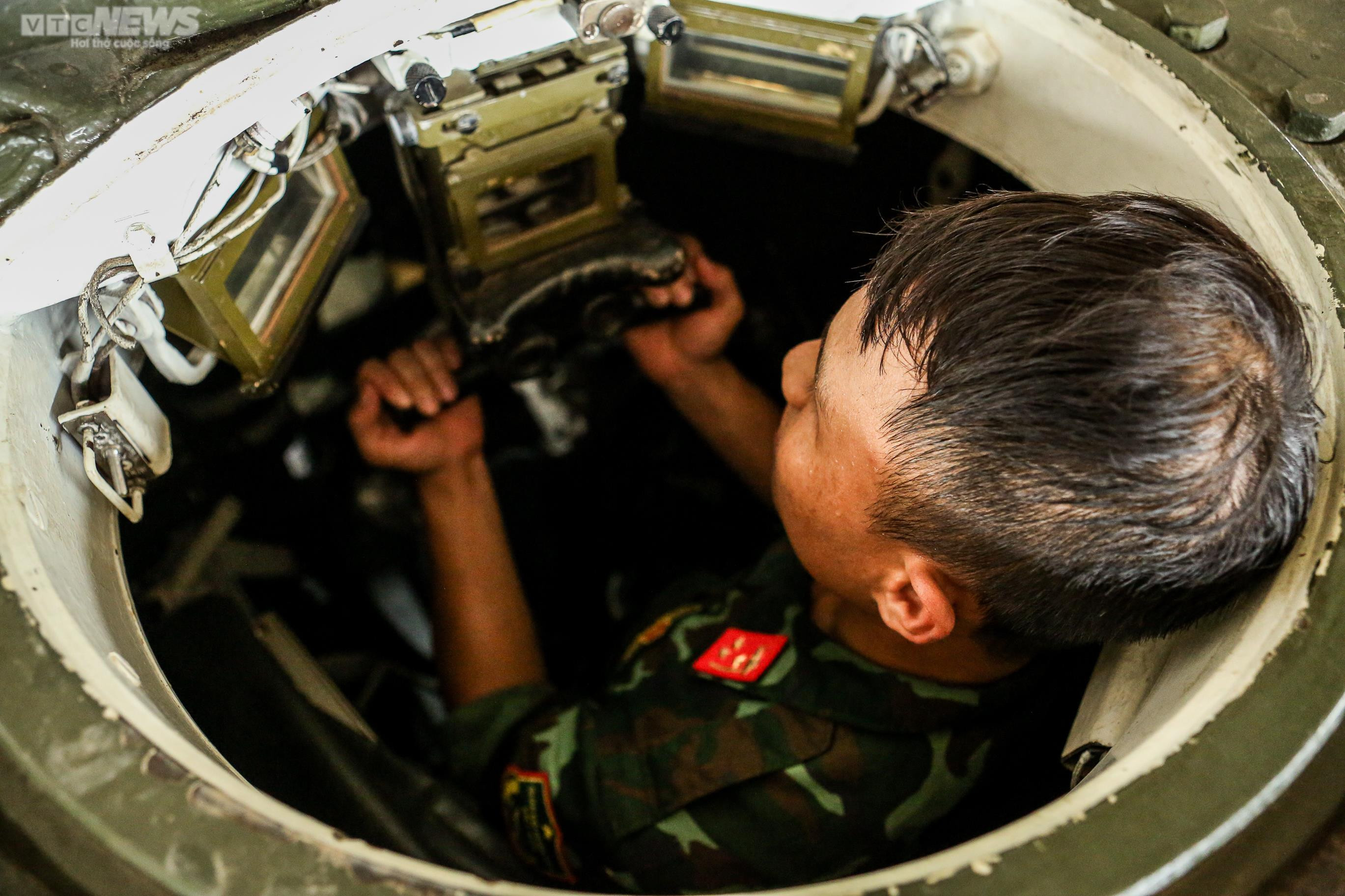 Xem lính 'thép' lái xe tăng bơi nước, vượt bãi mìn tiêu diệt mục tiêu - 26