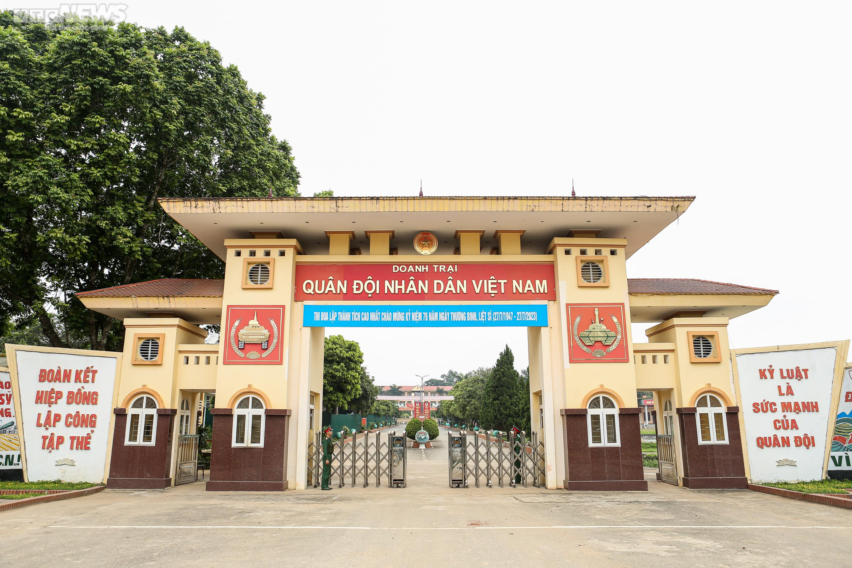 Xem lính 'thép' lái xe tăng bơi nước, vượt bãi mìn tiêu diệt mục tiêu - 1