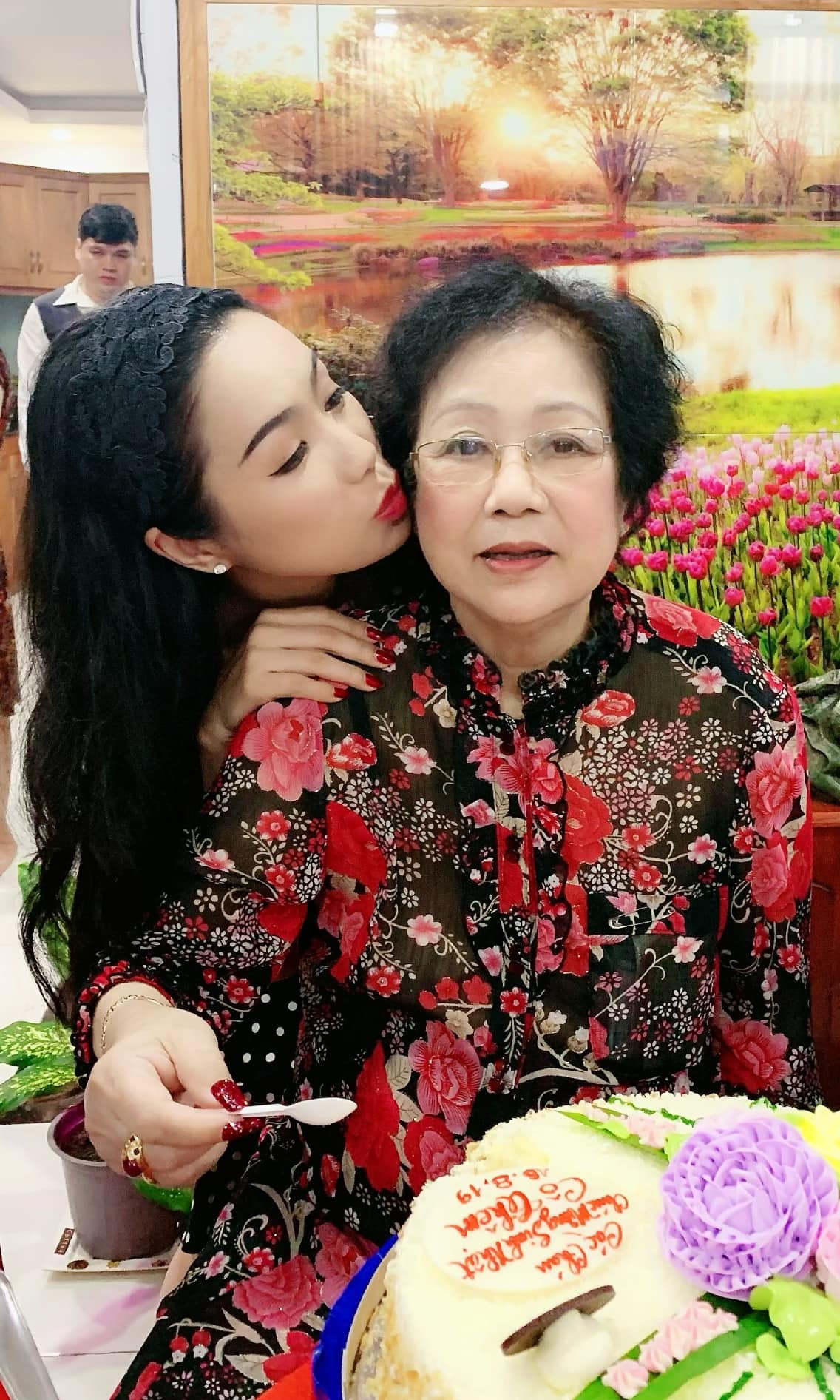 Sao Việt 19/8: Chí Trung nói ngôn tình với bạn gái, Chiều Xuân trẻ đẹp tuổi 56 - 4