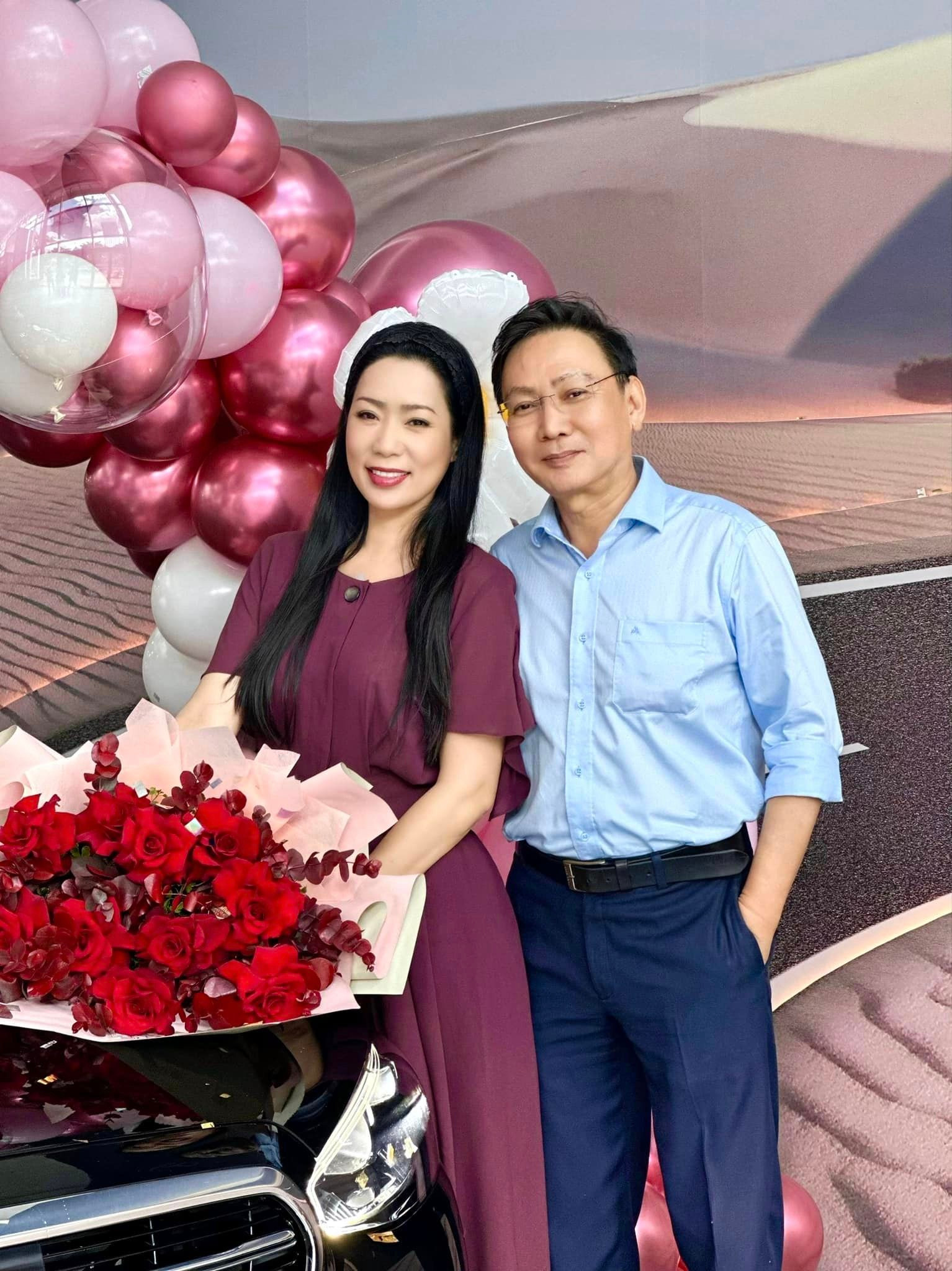 Sao Việt 20/8: Trịnh Kim Chi được chồng tặng xe, bà xã Chí Tài trẻ đẹp ở tuổi 64 - 4