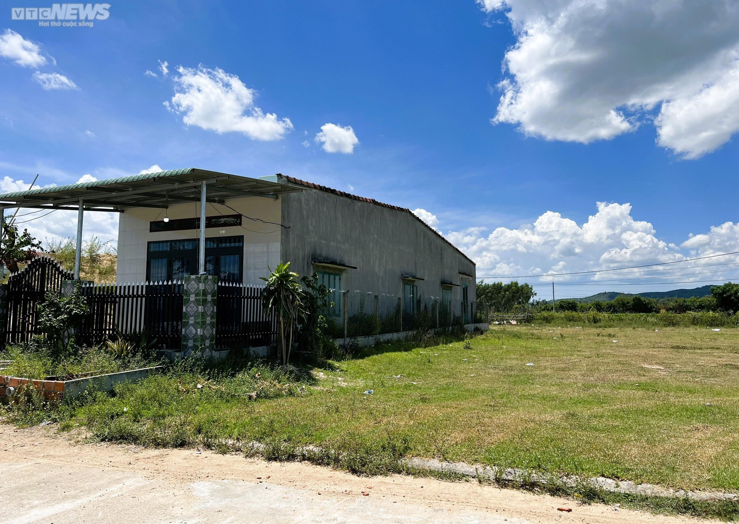 Cận cảnh những khu tái định cư tiền tỷ bỏ hoang nhiều năm tại Bình Định - 3