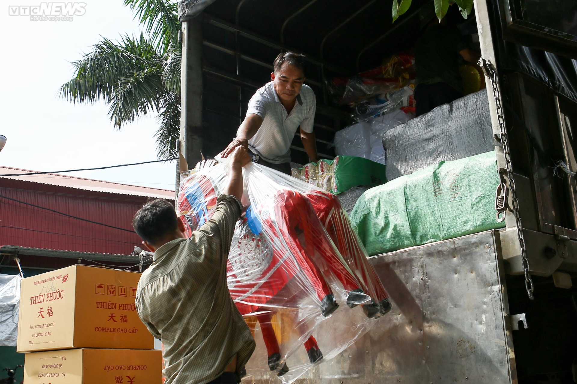 'Thủ phủ vàng mã' lớn nhất miền Bắc ảm đạm trước ngày Rằm tháng 7 - 3