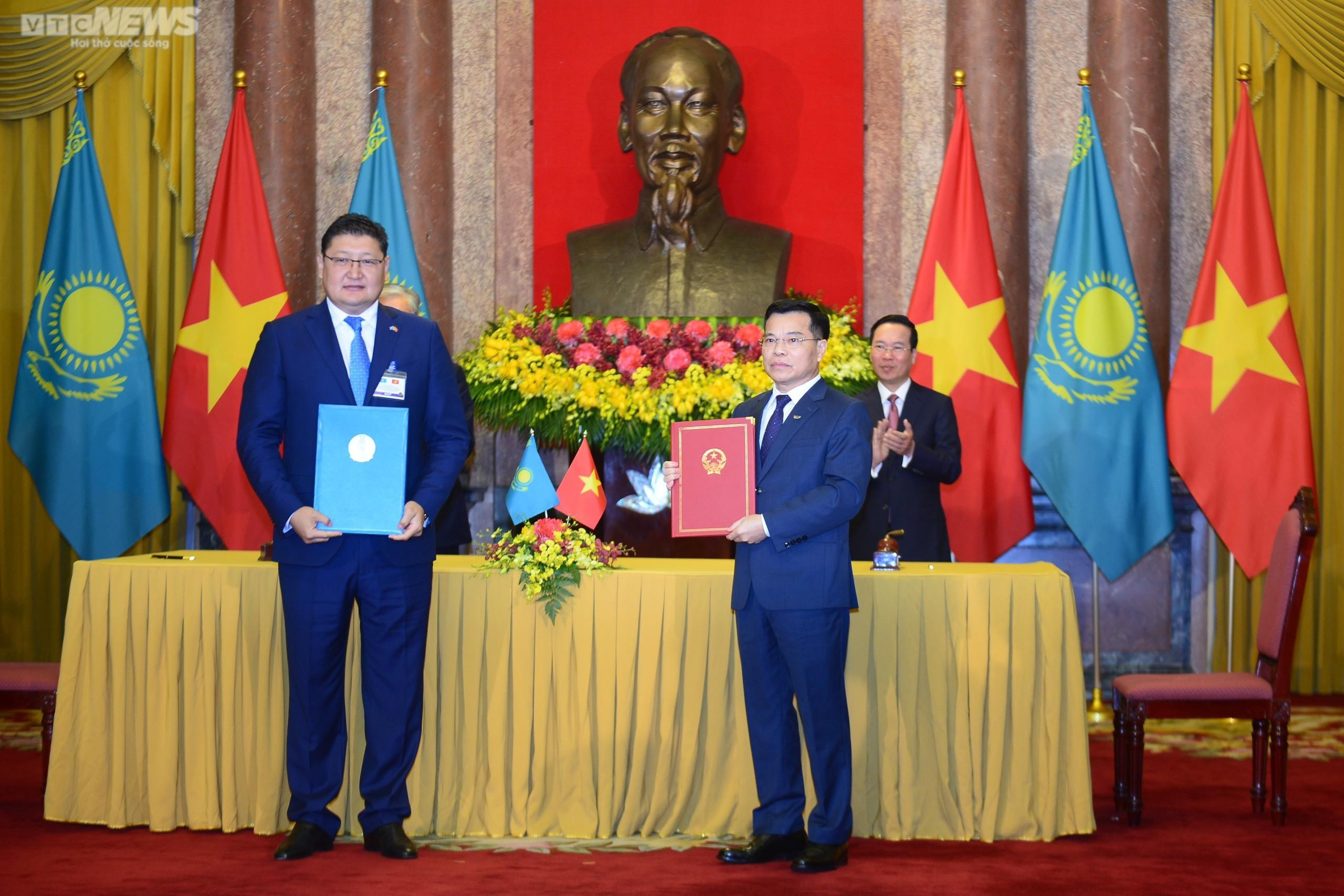 Toàn cảnh lễ đón Tổng thống Kazakhstan thăm chính thức Việt Nam - 9