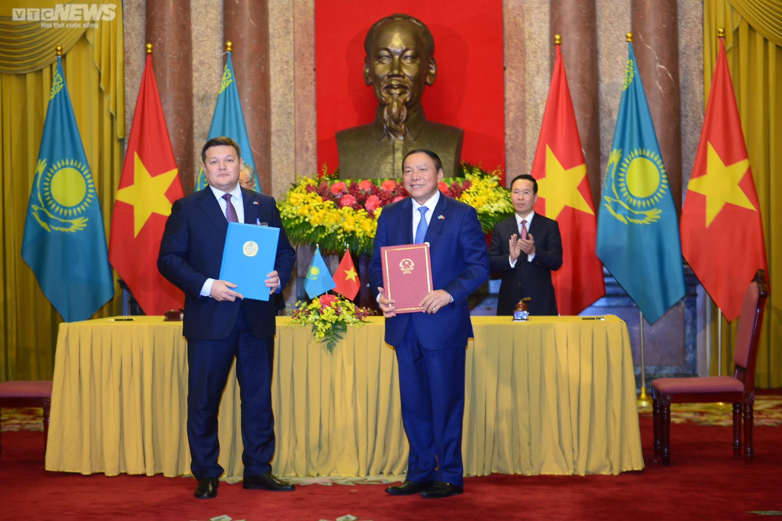 Toàn cảnh lễ đón Tổng thống Kazakhstan thăm chính thức Việt Nam - 10