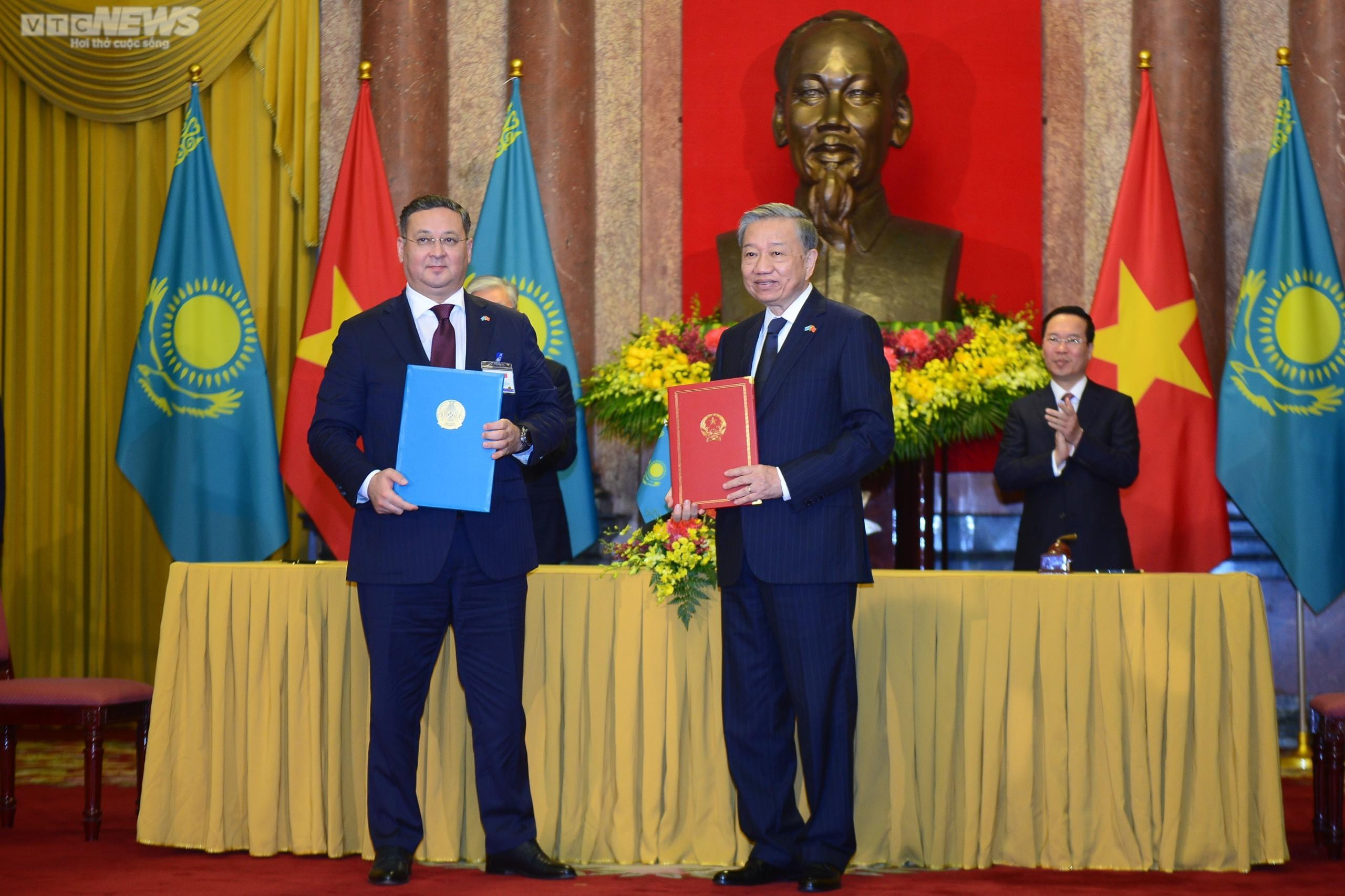 Toàn cảnh lễ đón Tổng thống Kazakhstan thăm chính thức Việt Nam - 12