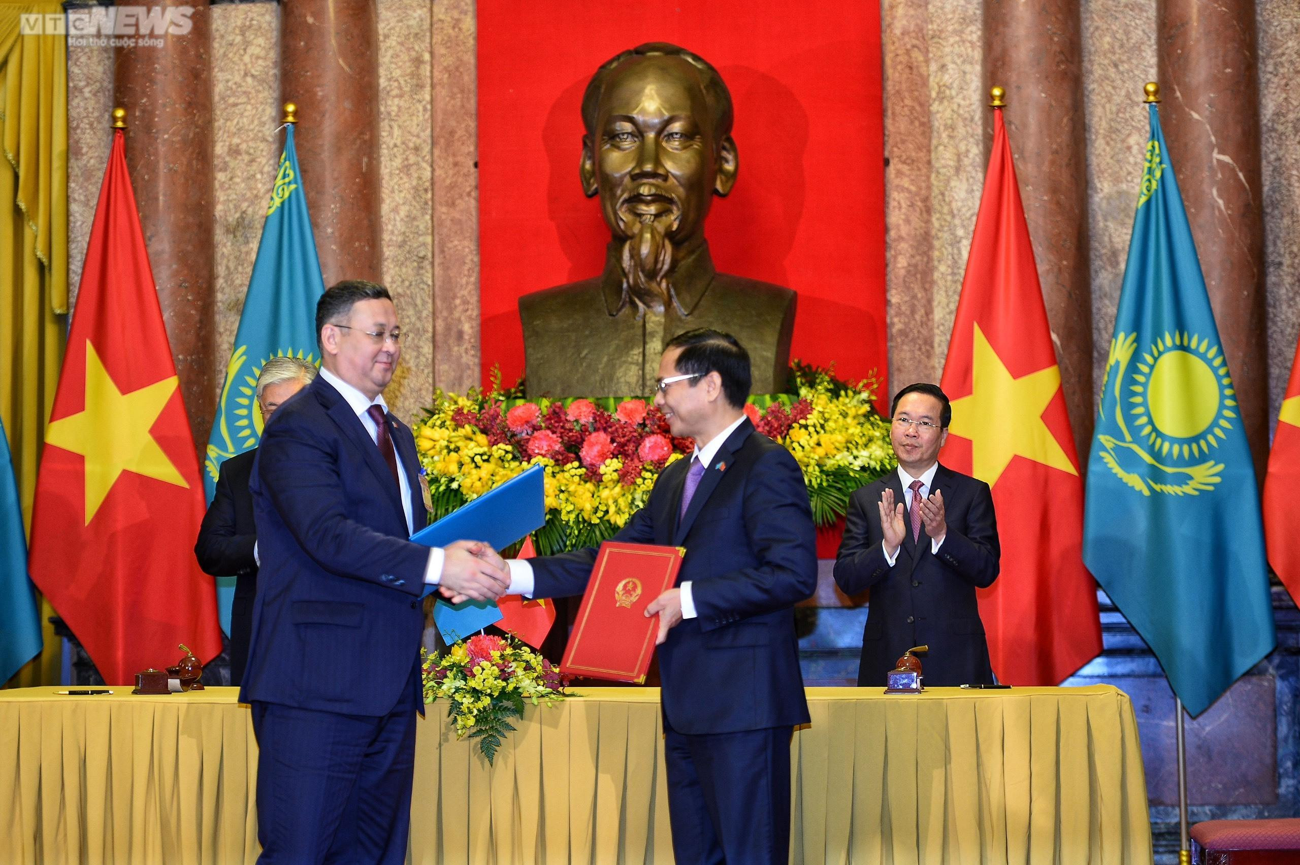 Toàn cảnh lễ đón Tổng thống Kazakhstan thăm chính thức Việt Nam - 11