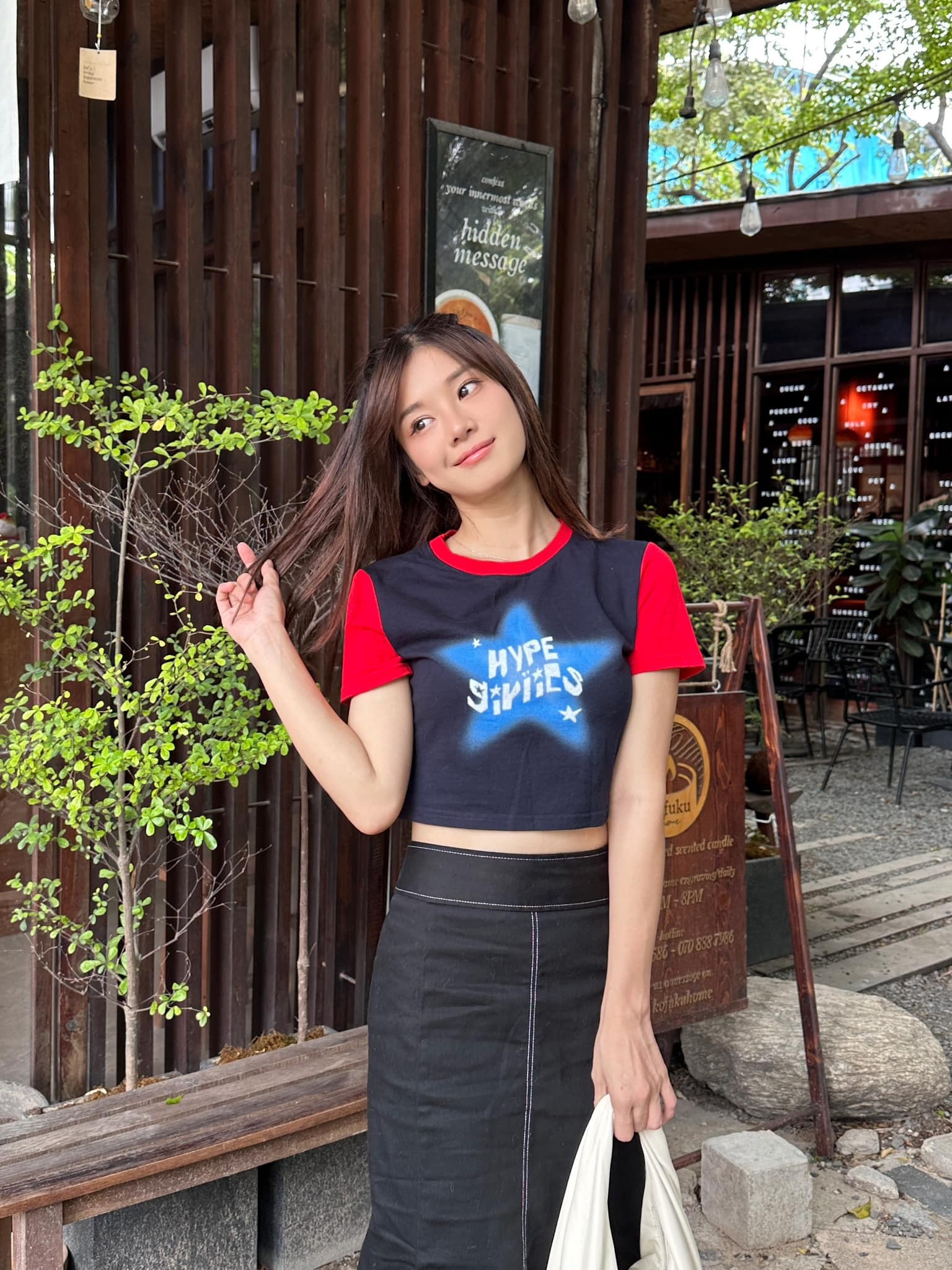 Sao Việt 23/8: Hồng Vân 'lột xác' sau khi giảm 16kg, Tự Long tình tứ bên vợ - 14