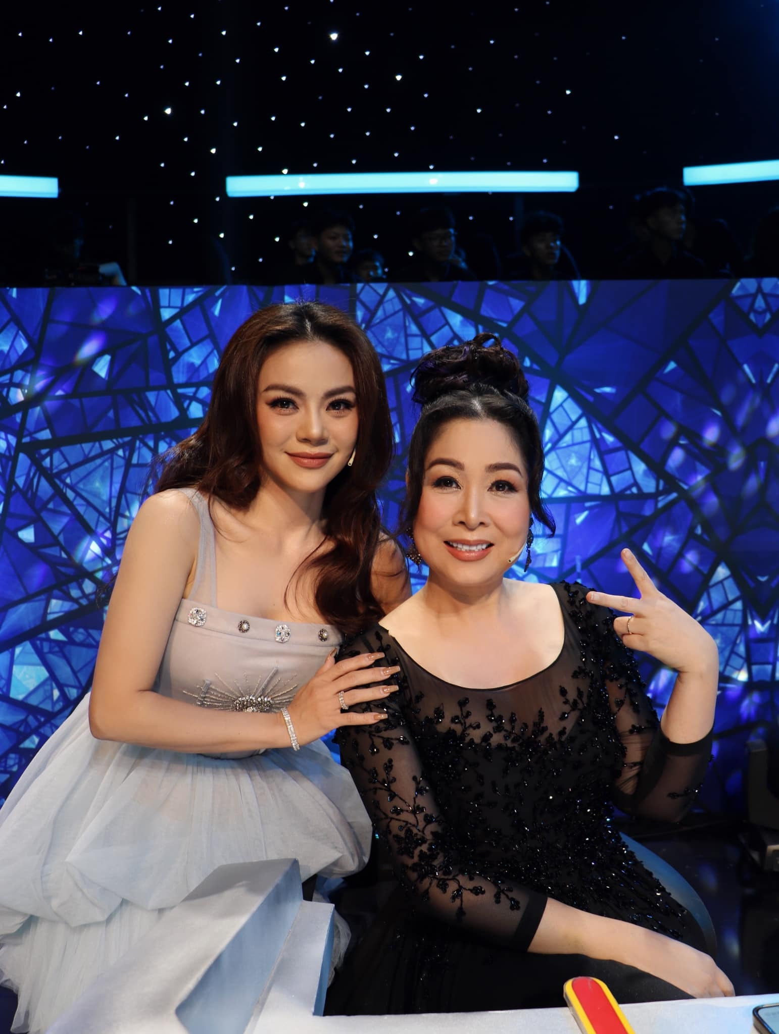 Sao Việt 23/8: Hồng Vân 'lột xác' sau khi giảm 16kg, Tự Long tình tứ bên vợ - 2