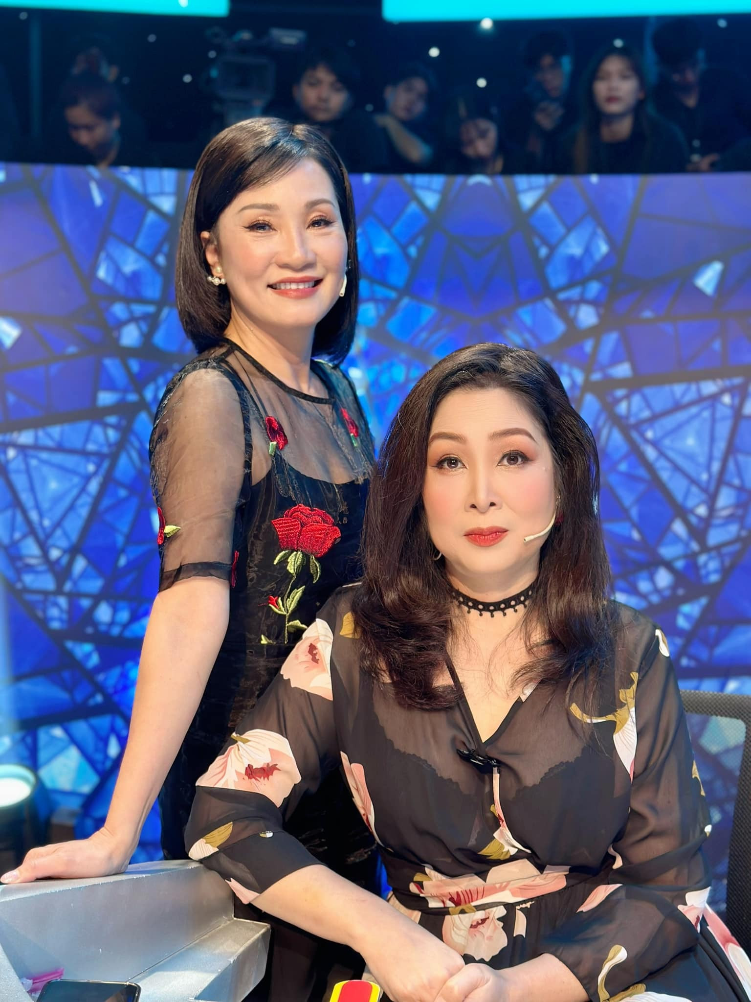 Sao Việt 23/8: Hồng Vân 'lột xác' sau khi giảm 16kg, Tự Long tình tứ bên vợ - 3