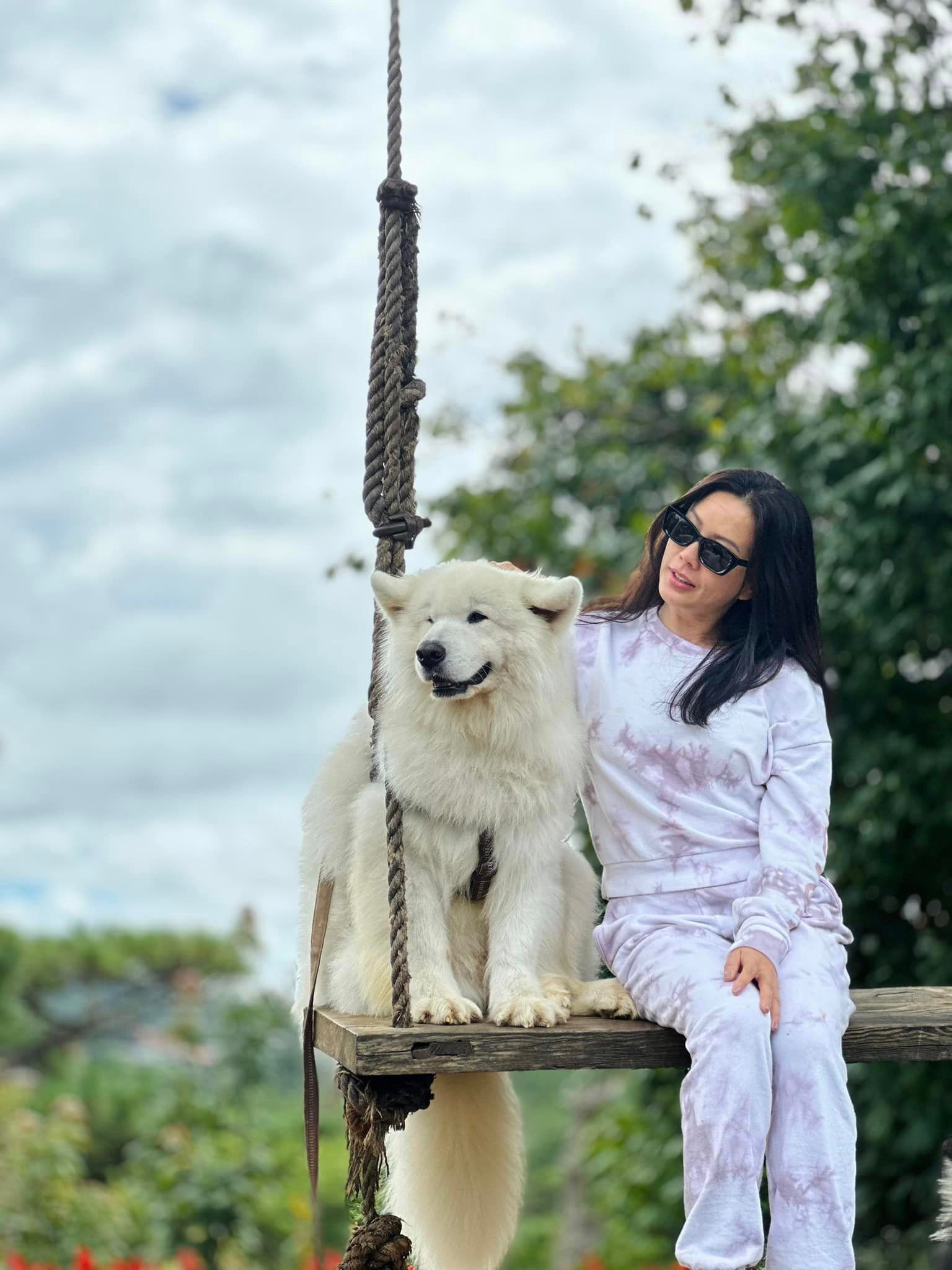 Sao Việt 23/8: Hồng Vân 'lột xác' sau khi giảm 16kg, Tự Long tình tứ bên vợ - 8