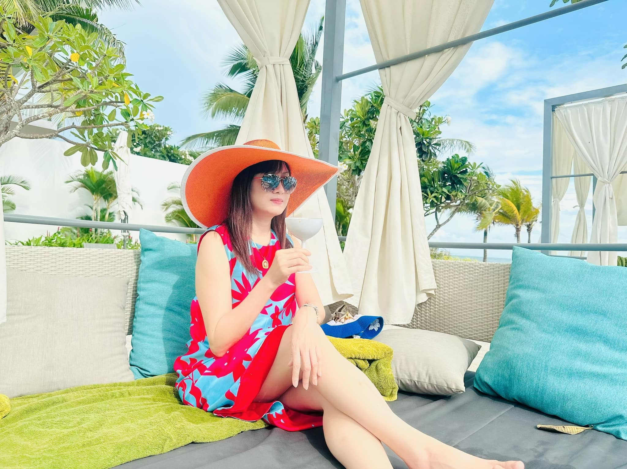 Sao Việt 23/8: Hồng Vân 'lột xác' sau khi giảm 16kg, Tự Long tình tứ bên vợ - 9