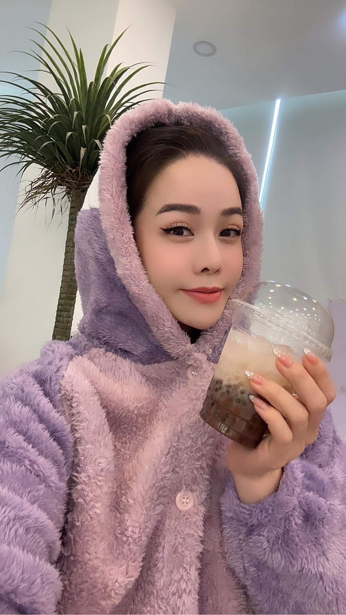 Sao Việt 23/8: Hồng Vân 'lột xác' sau khi giảm 16kg, Tự Long tình tứ bên vợ - 10