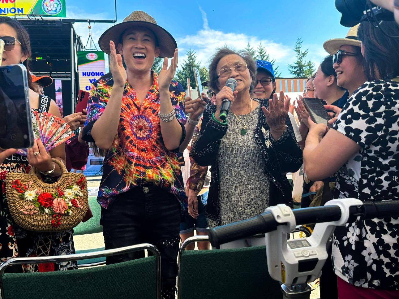 Sao Việt 23/8: Hồng Vân 'lột xác' sau khi giảm 16kg, Tự Long tình tứ bên vợ - 6