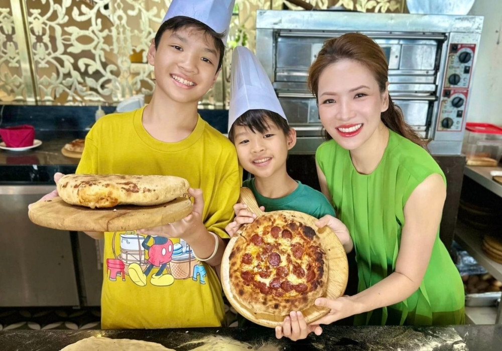 Sao Việt 23/8: Hồng Vân 'lột xác' sau khi giảm 16kg, Tự Long tình tứ bên vợ - 13