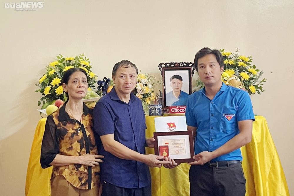 Cán bộ xã quên thân cứu người được trao huy hiệu 'Tuổi trẻ dũng cảm' - 1