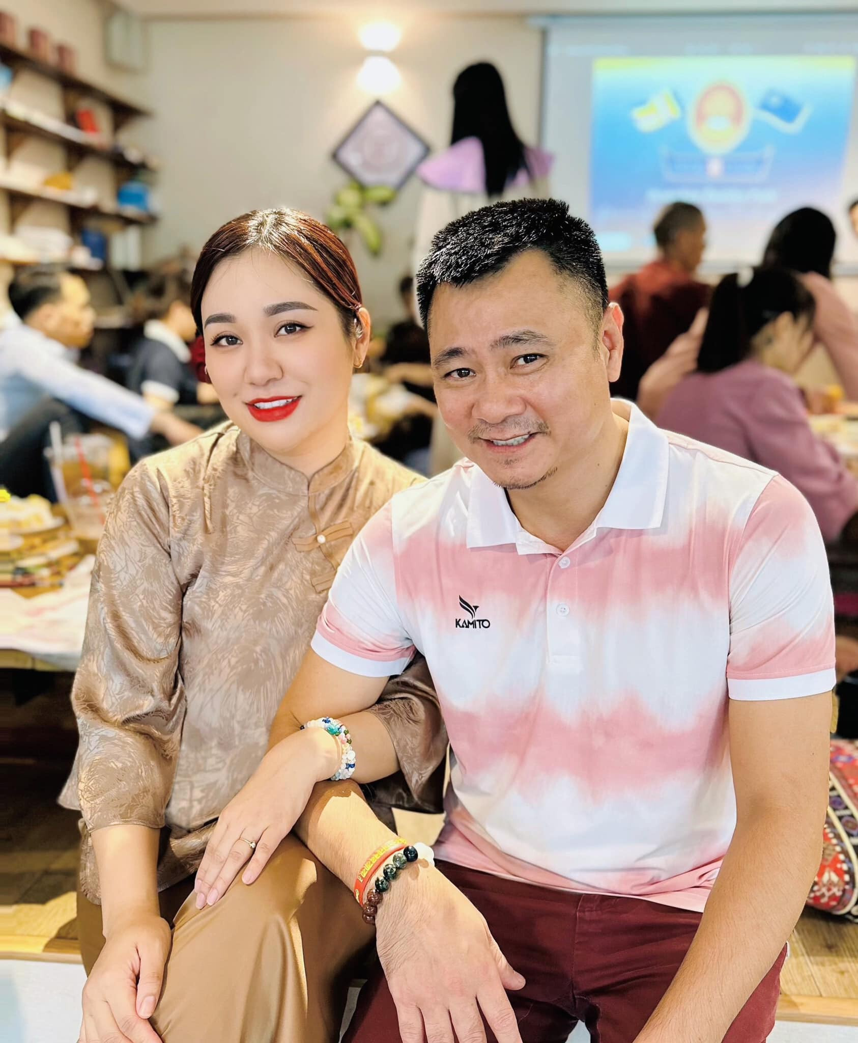 Sao Việt 23/8: Hồng Vân 'lột xác' sau khi giảm 16kg, Tự Long tình tứ bên vợ - 5