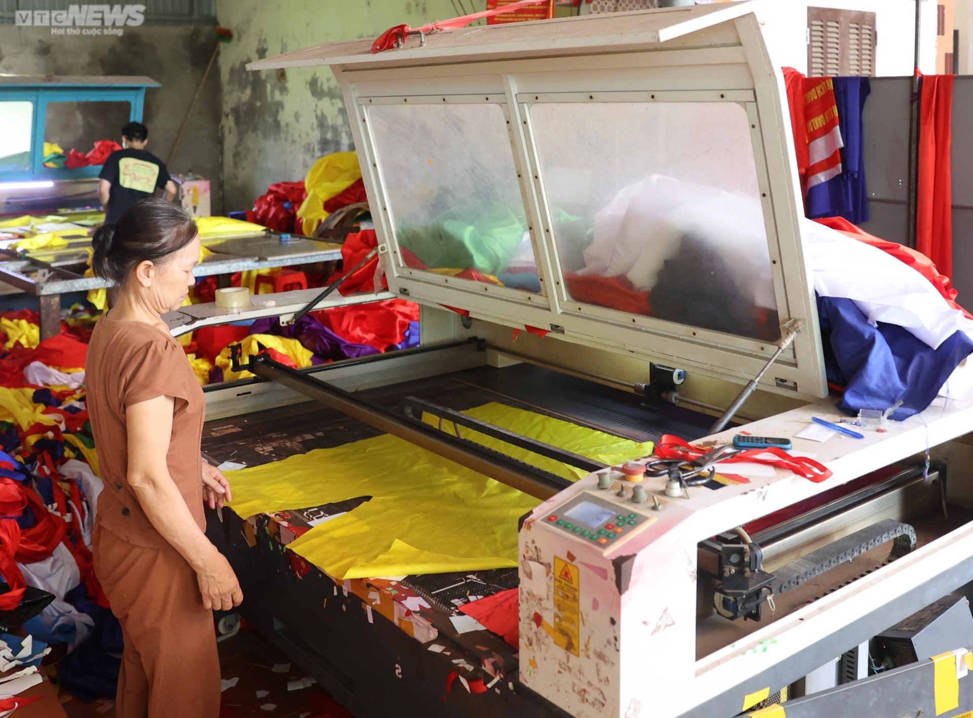 Làng may cờ Tổ quốc tất bật ngày đêm sản xuất phục vụ dịp lễ Quốc khánh 2/9 - 9