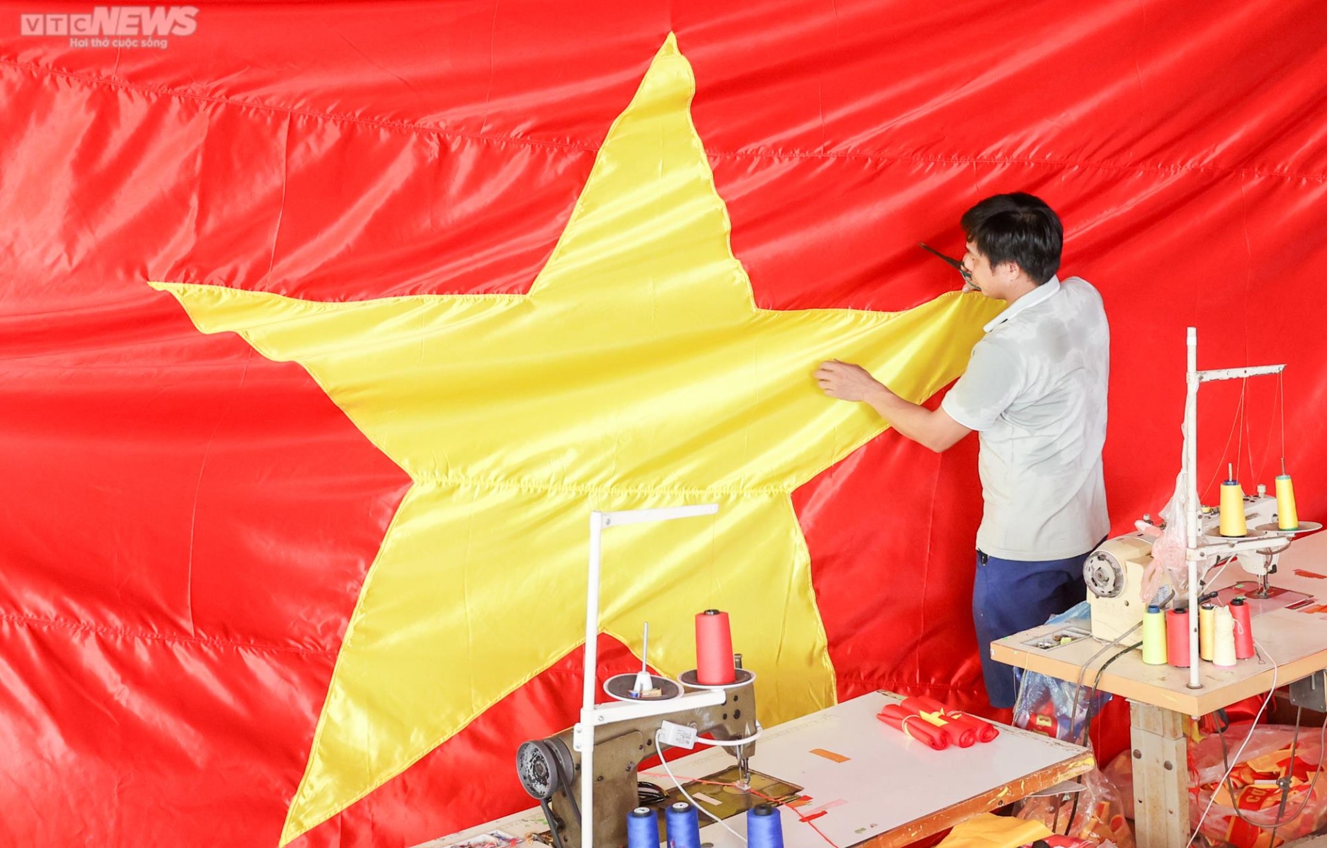 Làng may cờ Tổ quốc tất bật ngày đêm sản xuất phục vụ dịp lễ Quốc khánh 2/9 - 6