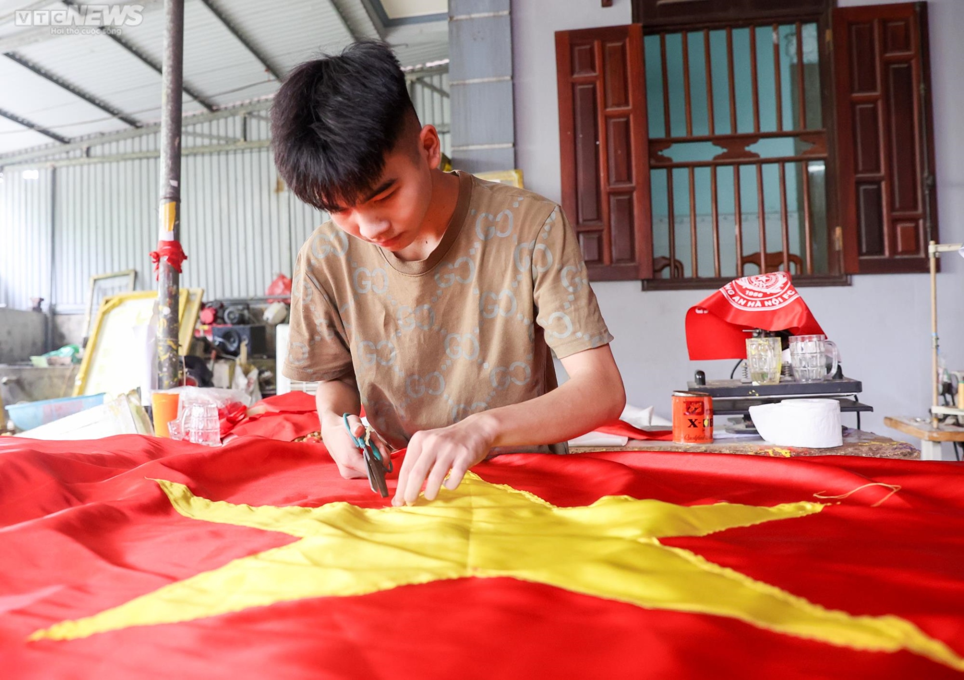 Làng may cờ Tổ quốc tất bật ngày đêm sản xuất phục vụ dịp lễ Quốc khánh 2/9 - 11
