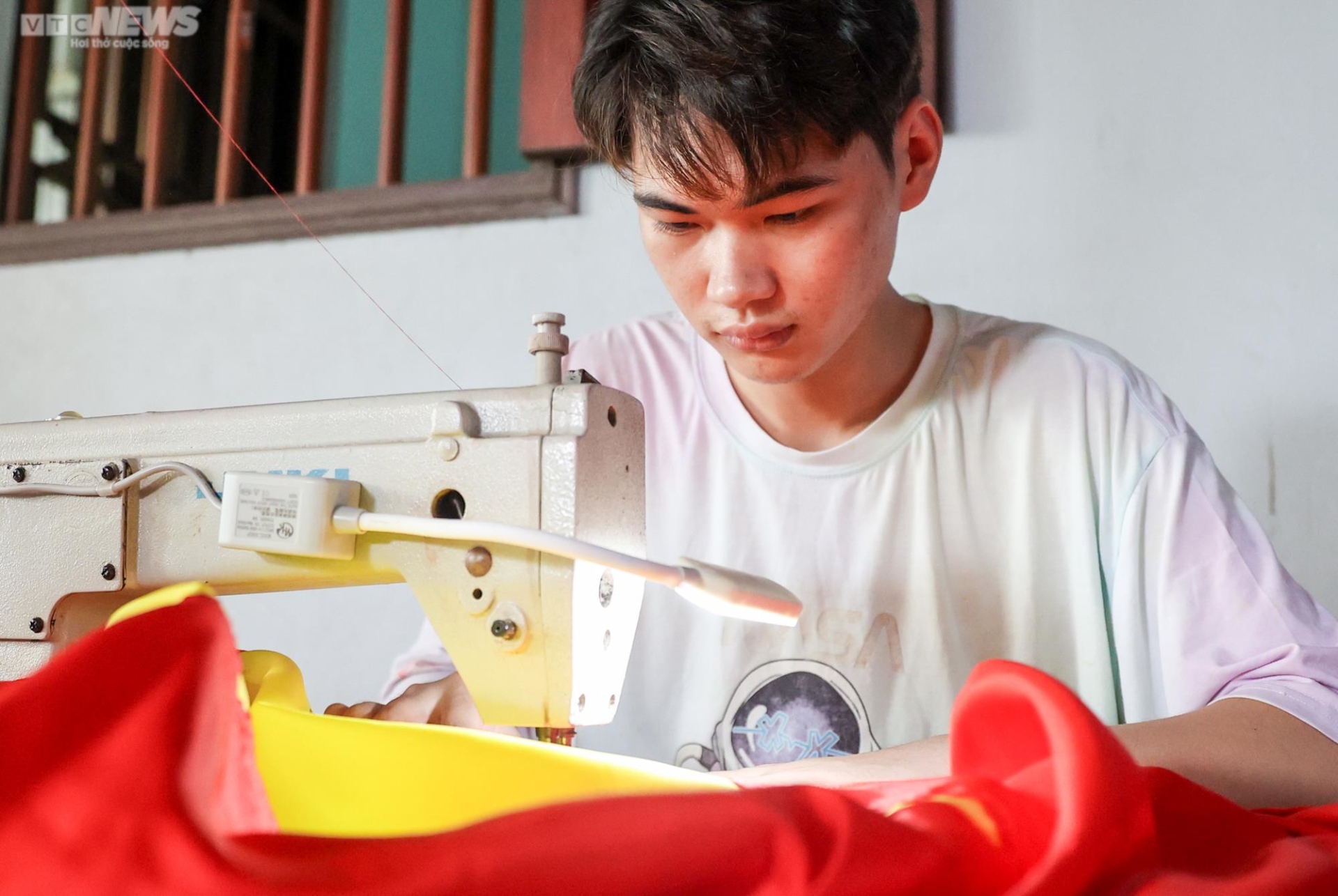 Làng may cờ Tổ quốc tất bật ngày đêm sản xuất phục vụ dịp lễ Quốc khánh 2/9 - 7