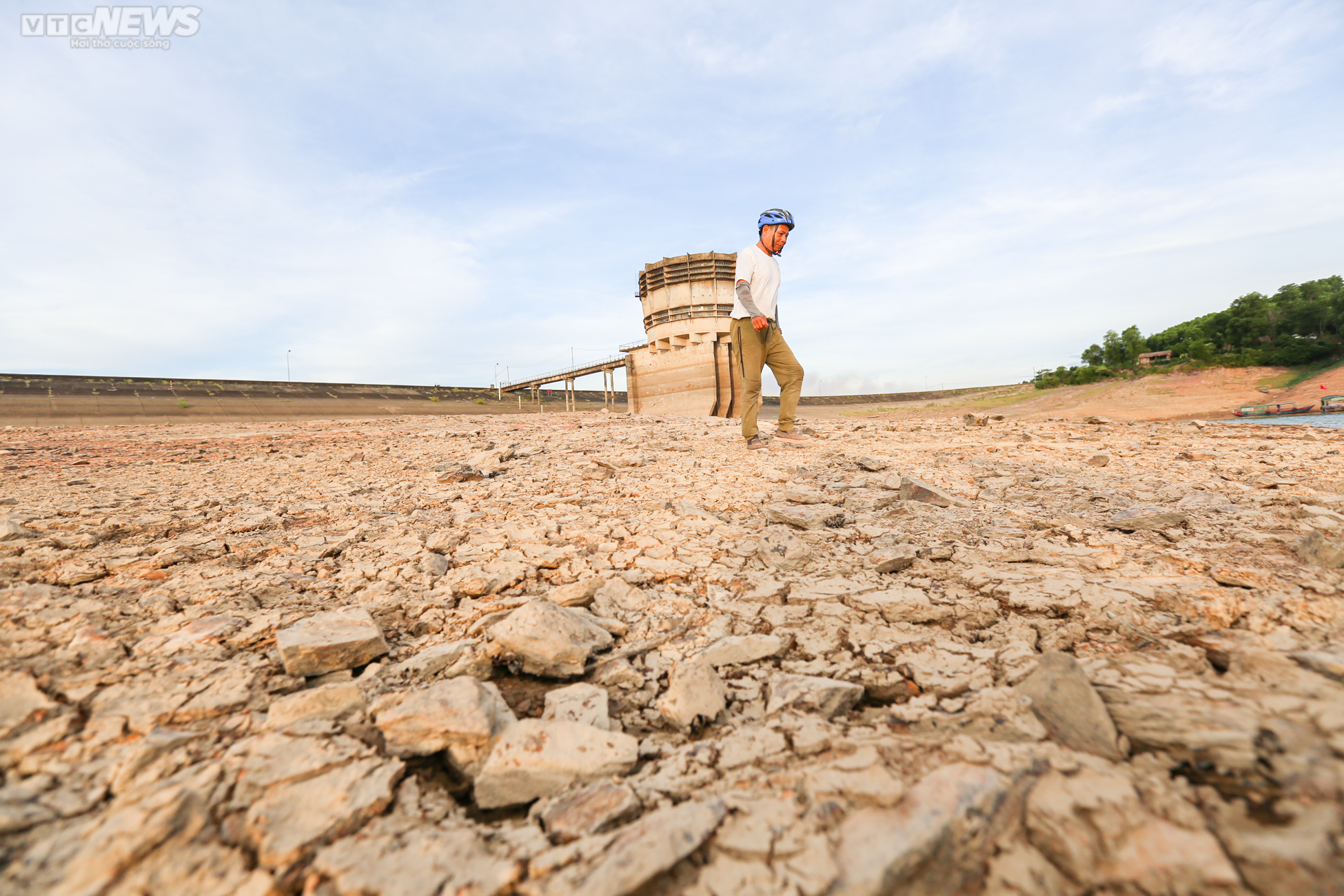 Nước cạn trơ đáy, người dân đi xe máy dưới lòng hồ Kẻ Gỗ - 4