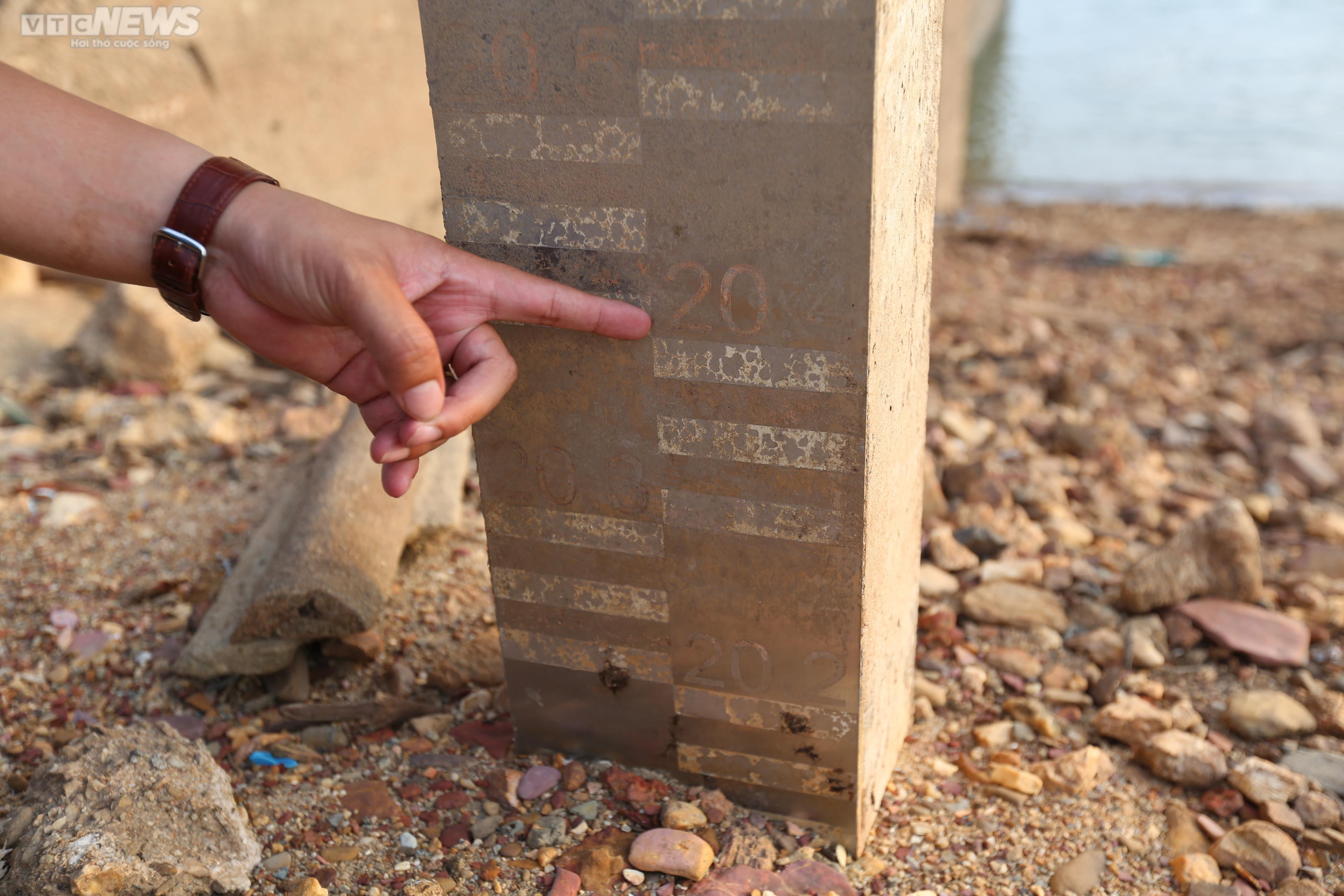 Nước cạn trơ đáy, người dân đi xe máy dưới lòng hồ Kẻ Gỗ - 3