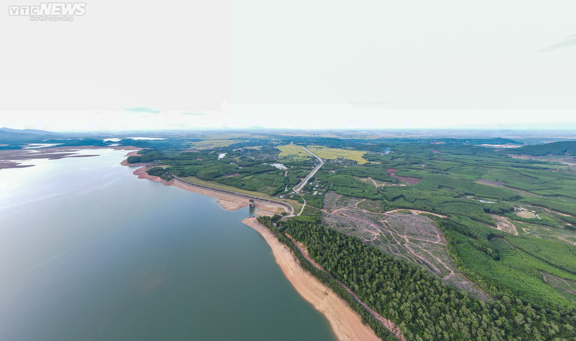 Nước cạn trơ đáy, người dân đi xe máy dưới lòng hồ Kẻ Gỗ - 5