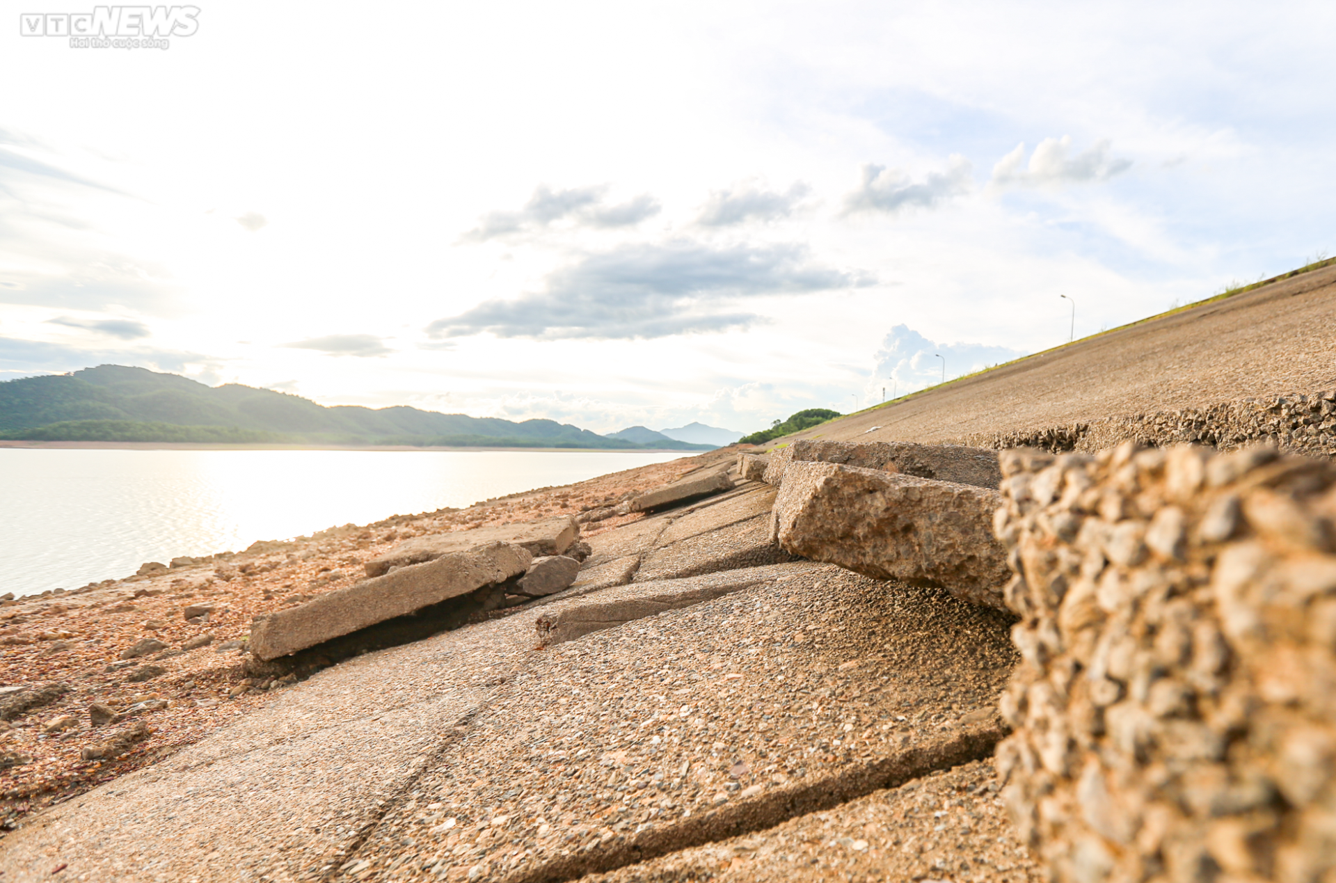 Nước cạn trơ đáy, người dân đi xe máy dưới lòng hồ Kẻ Gỗ - 8