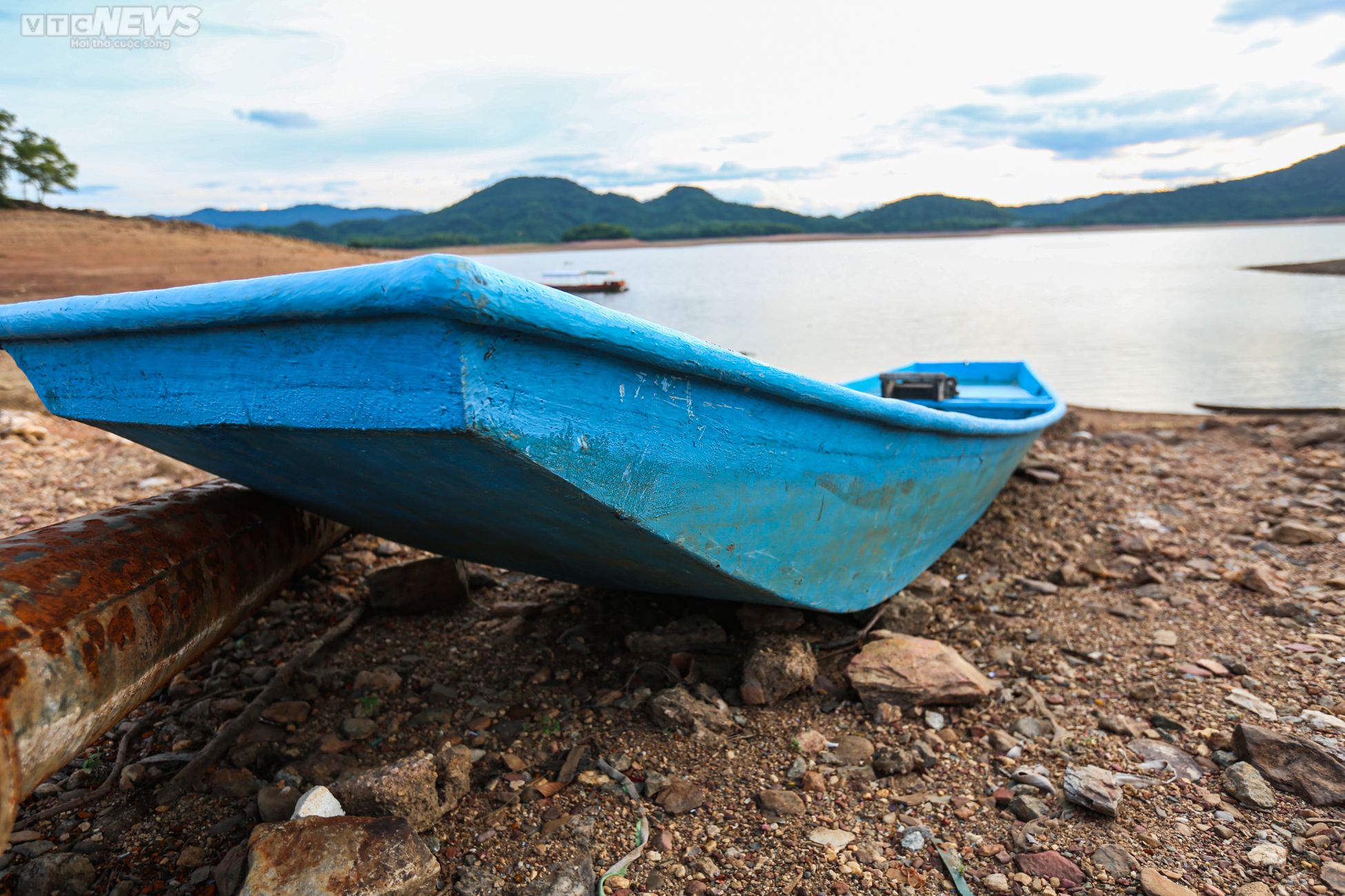 Nước cạn trơ đáy, người dân đi xe máy dưới lòng hồ Kẻ Gỗ - 6