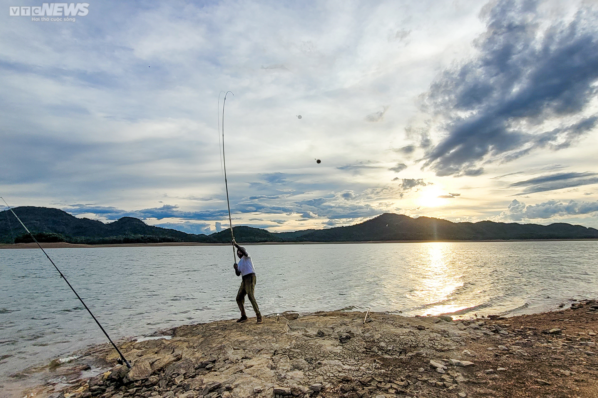 Nước cạn trơ đáy, người dân đi xe máy dưới lòng hồ Kẻ Gỗ - 21