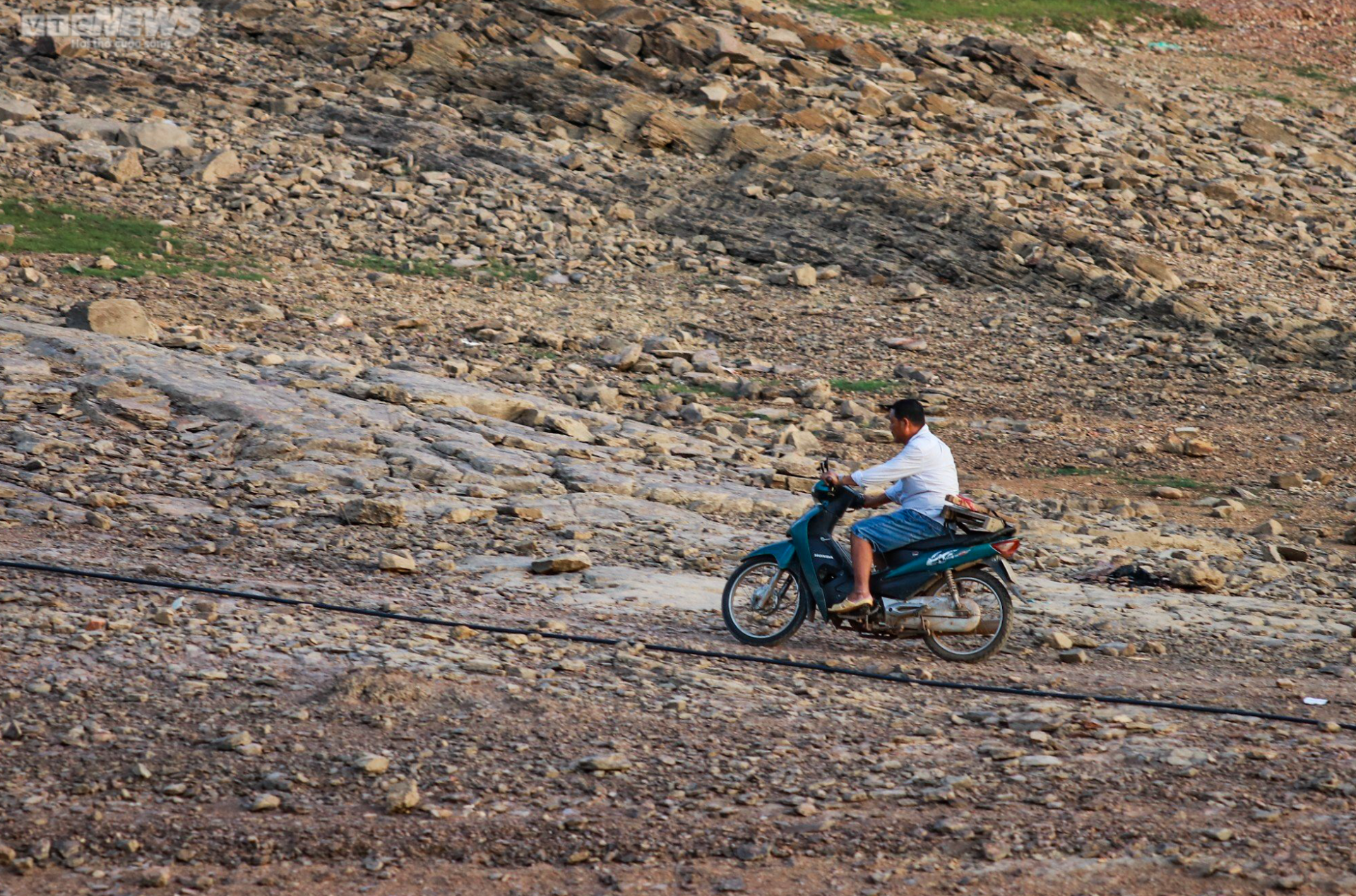Nước cạn trơ đáy, người dân đi xe máy dưới lòng hồ Kẻ Gỗ - 17
