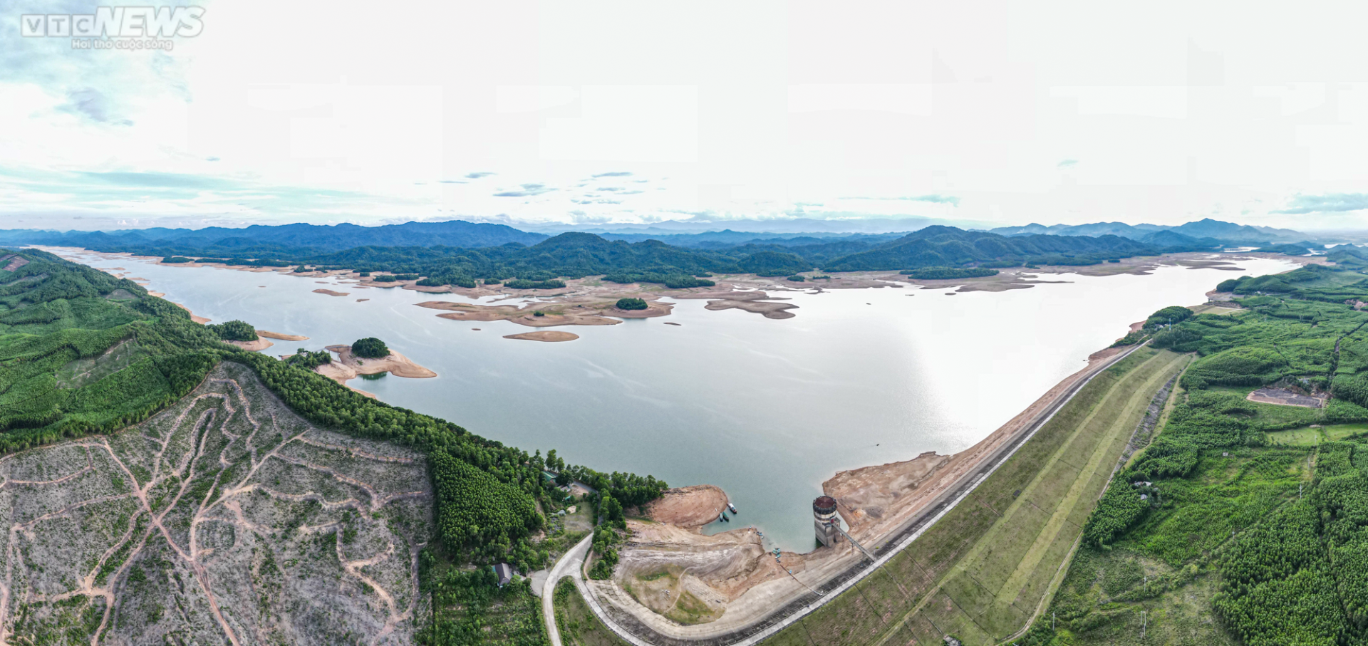 Nước cạn trơ đáy, người dân đi xe máy dưới lòng hồ Kẻ Gỗ - 1