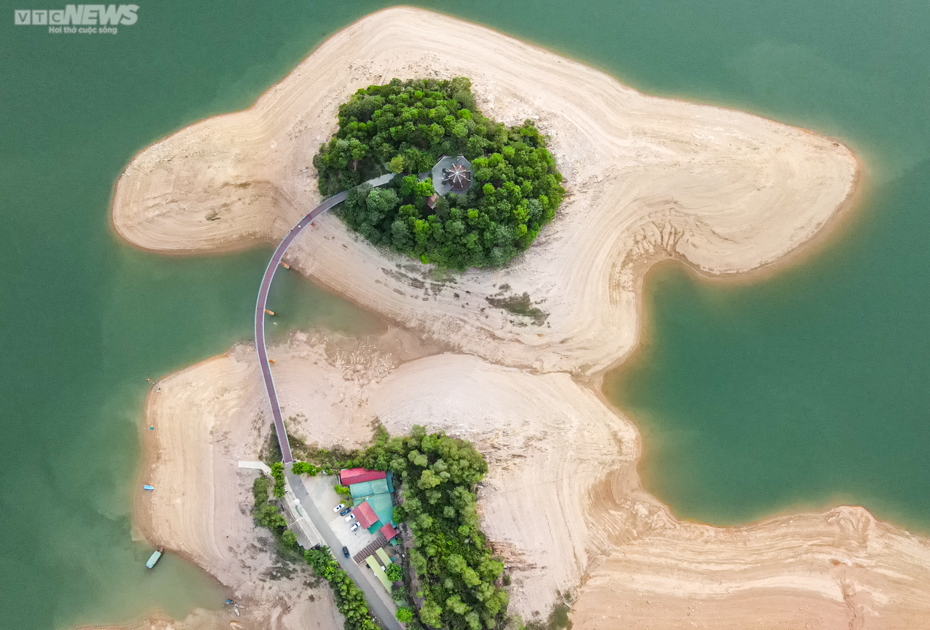 Nước cạn trơ đáy, người dân đi xe máy dưới lòng hồ Kẻ Gỗ - 15