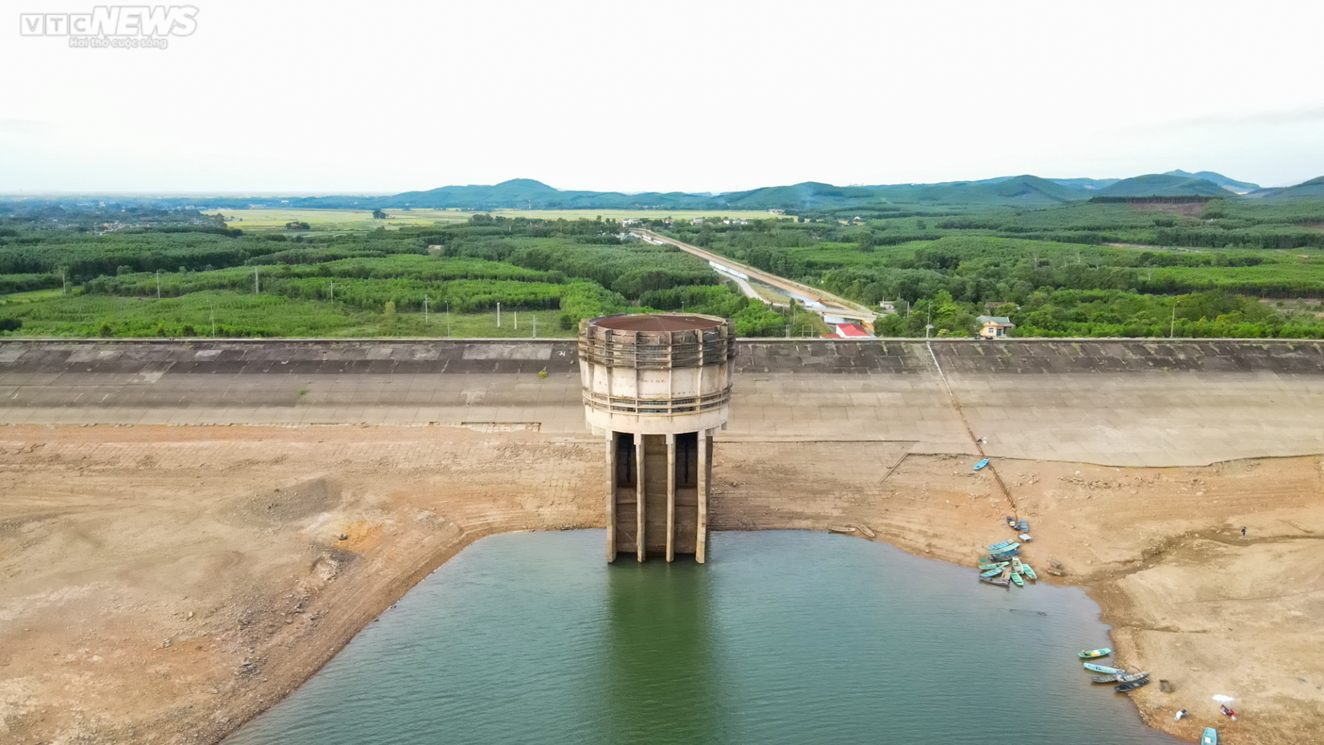 Nước cạn trơ đáy, người dân đi xe máy dưới lòng hồ Kẻ Gỗ - 22