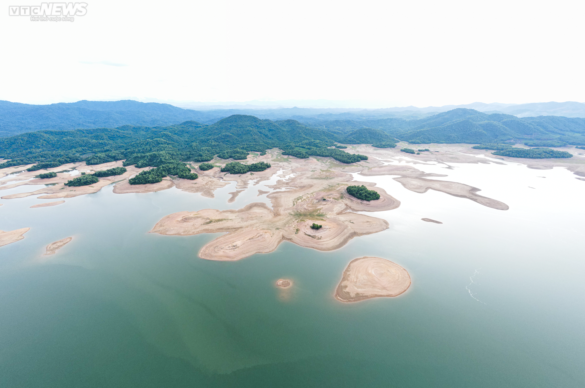 Nước cạn trơ đáy, người dân đi xe máy dưới lòng hồ Kẻ Gỗ - 2